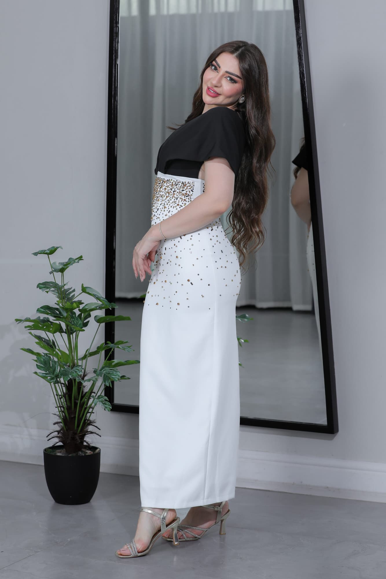 فستان ماسك بخرز فضي ذهبي بقصه صدر فراشة