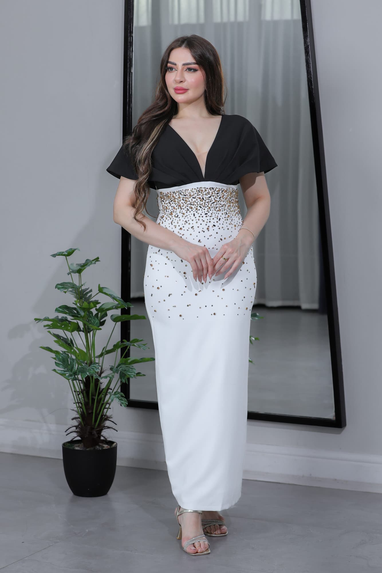 فستان ماسك بخرز فضي ذهبي بقصه صدر فراشة