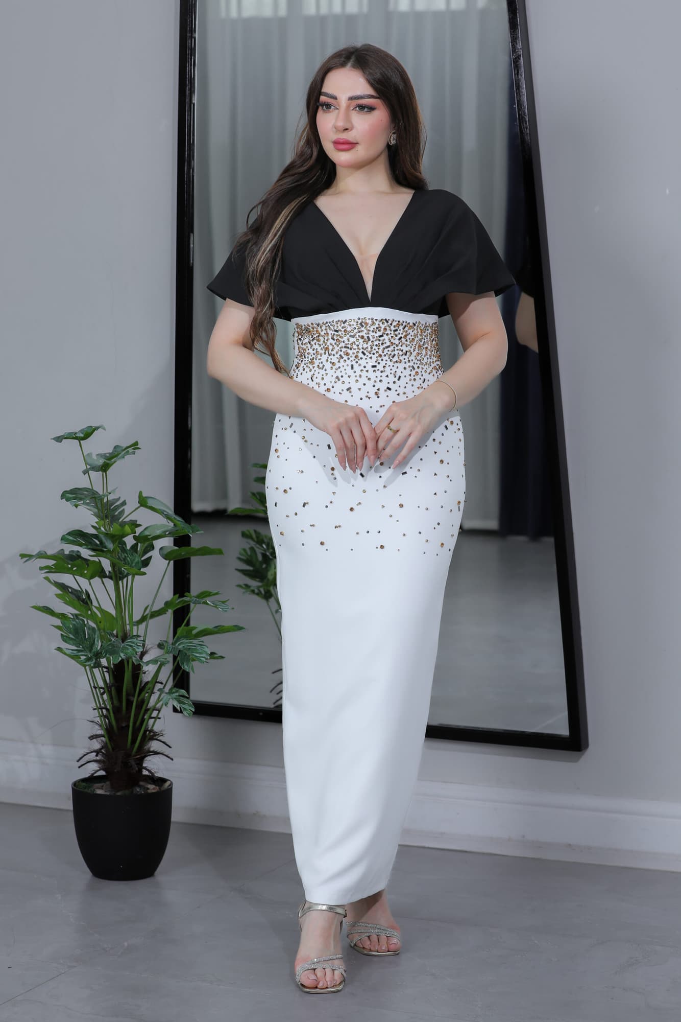 فستان ماسك بخرز فضي ذهبي بقصه صدر فراشة