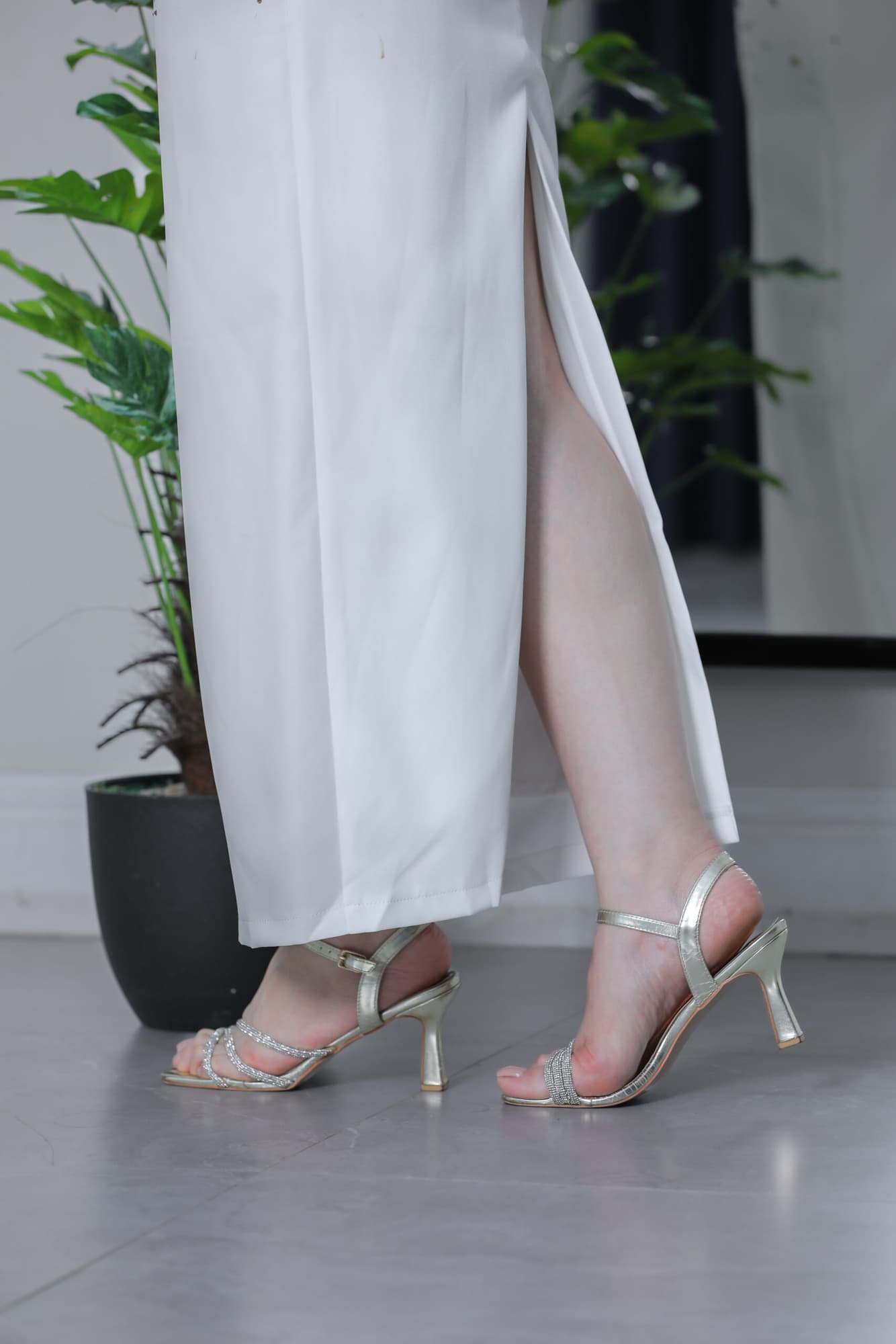 فستان ماسك بخرز فضي ذهبي بقصه صدر فراشة