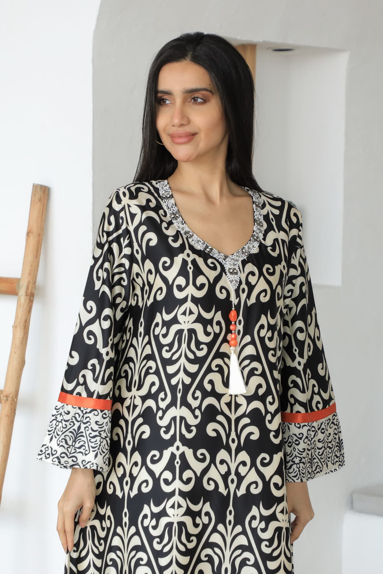 جلابيه بطبعات نقوش وقصة صدر مطرزه