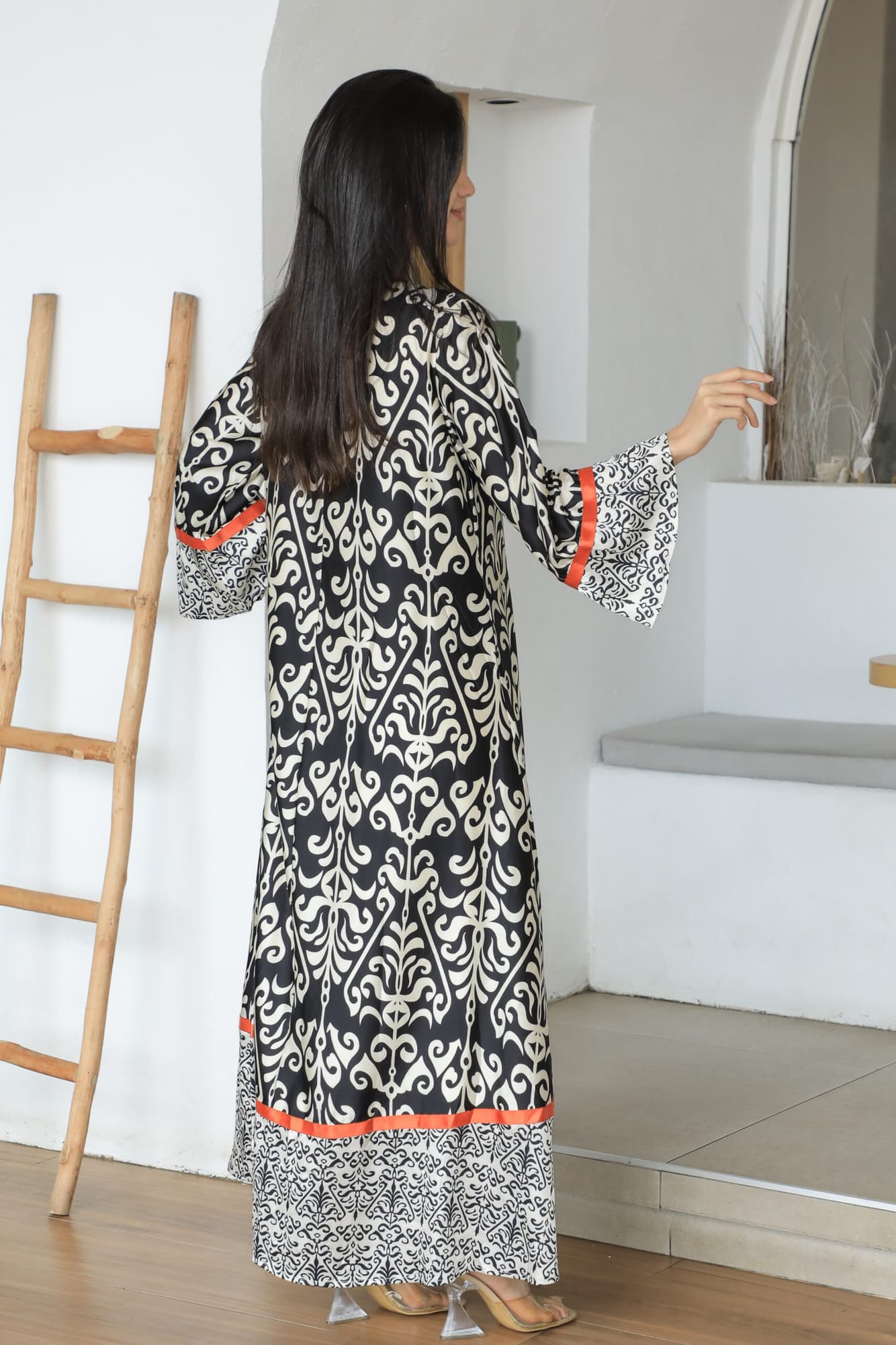 جلابيه بطبعات نقوش وقصة صدر مطرزه