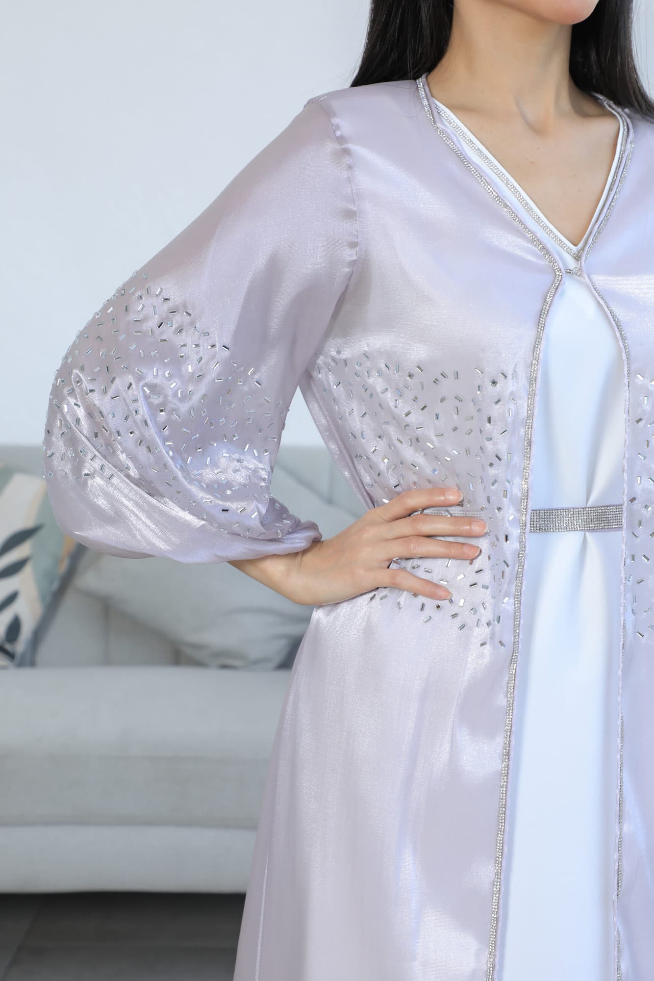 جلابيه مطرزه بتطريز ناعم مع حزام ع الخصر واكمام بف موف فاتح