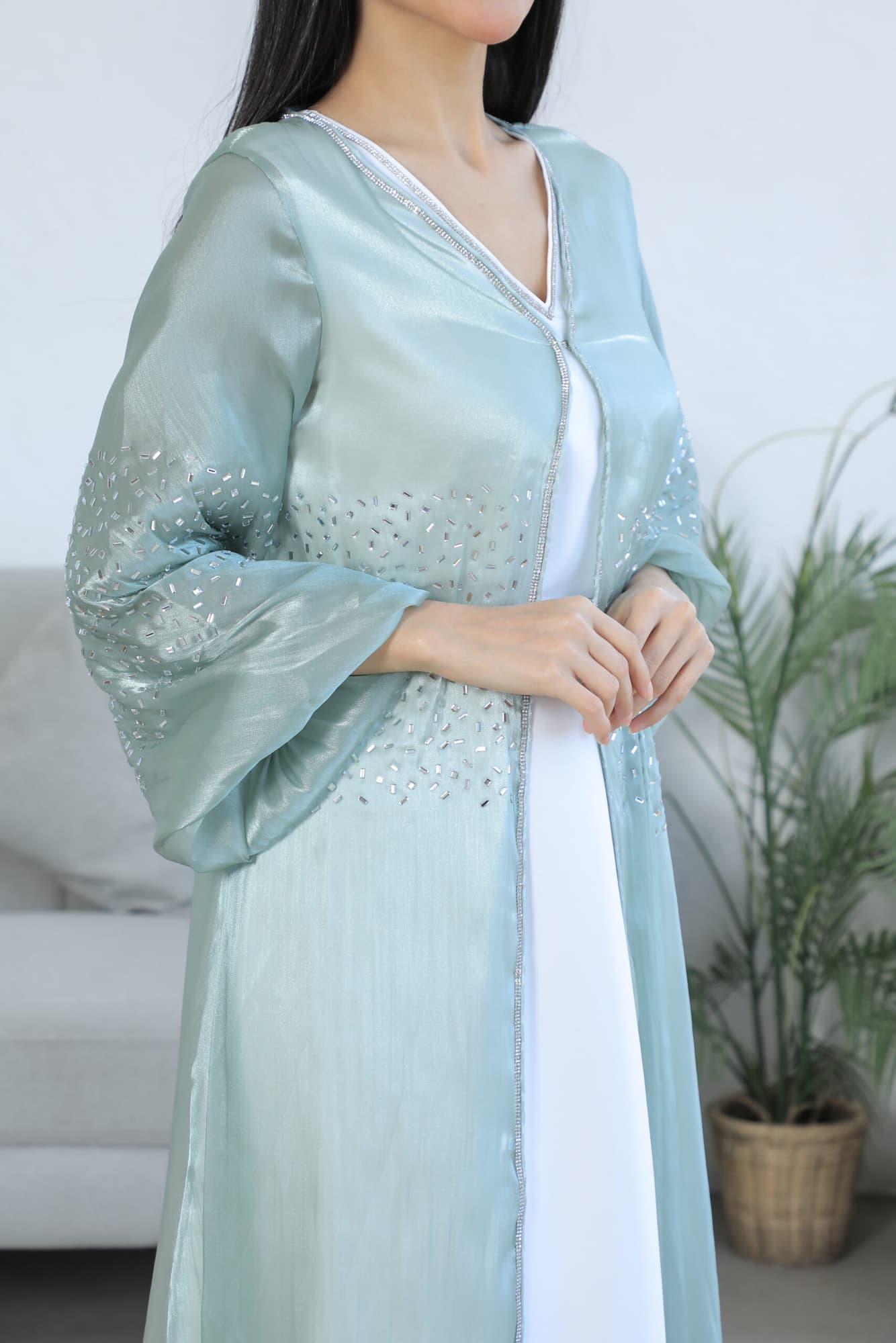 جلابيه مطرزه بتطريز ناعم مع حزام ع الخصر واكمام بف تيفاني