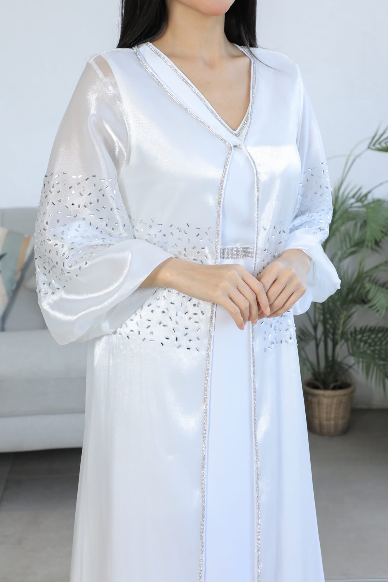 جلابيه مطرزه بتطريز ناعم مع حزام ع الخصر واكمام بف