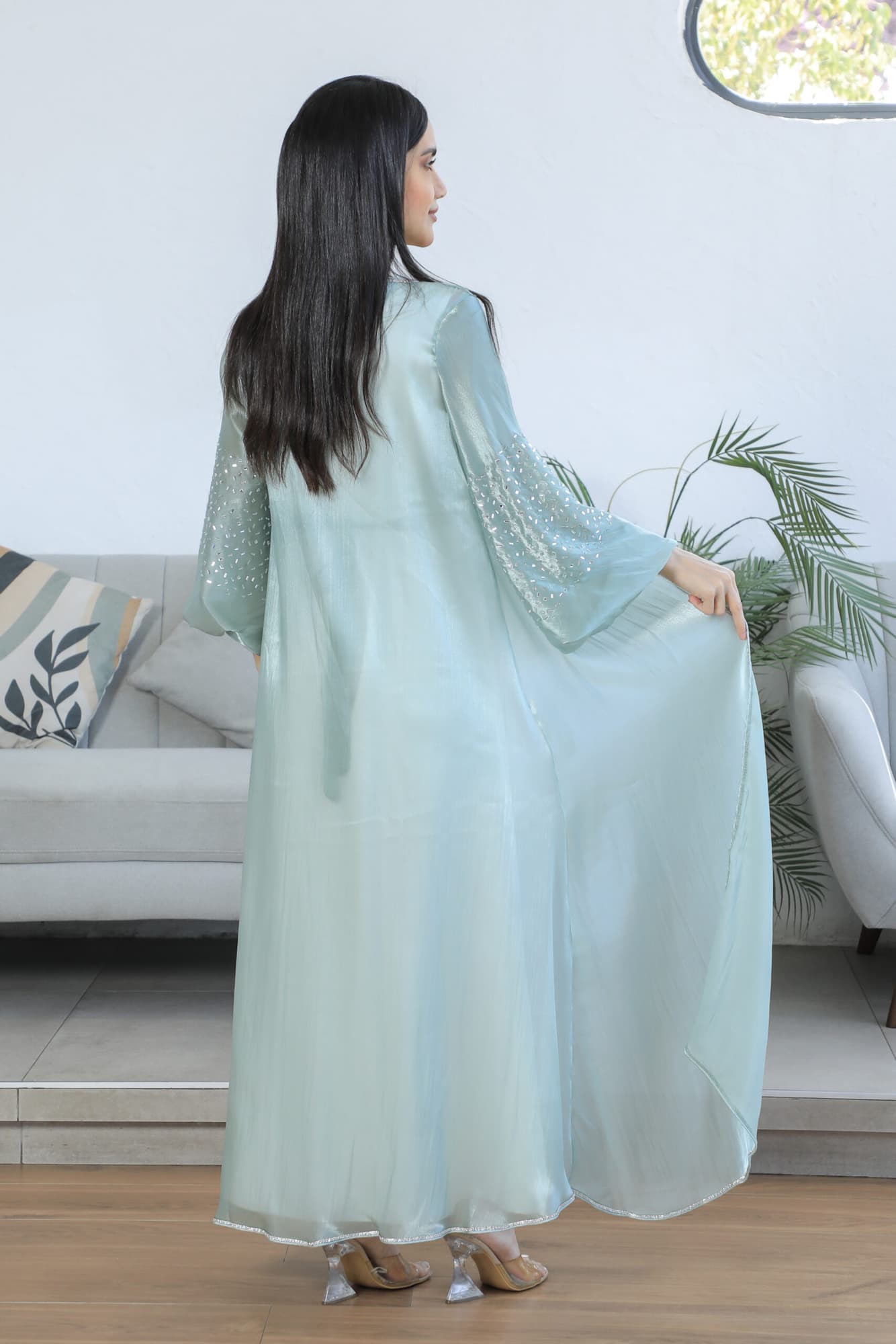 جلابيه مطرزه بتطريز ناعم مع حزام ع الخصر واكمام بف