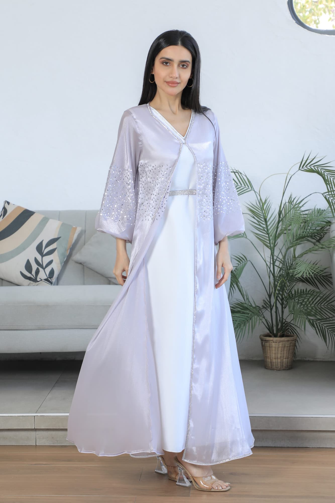 جلابيه مطرزه بتطريز ناعم مع حزام ع الخصر واكمام بف