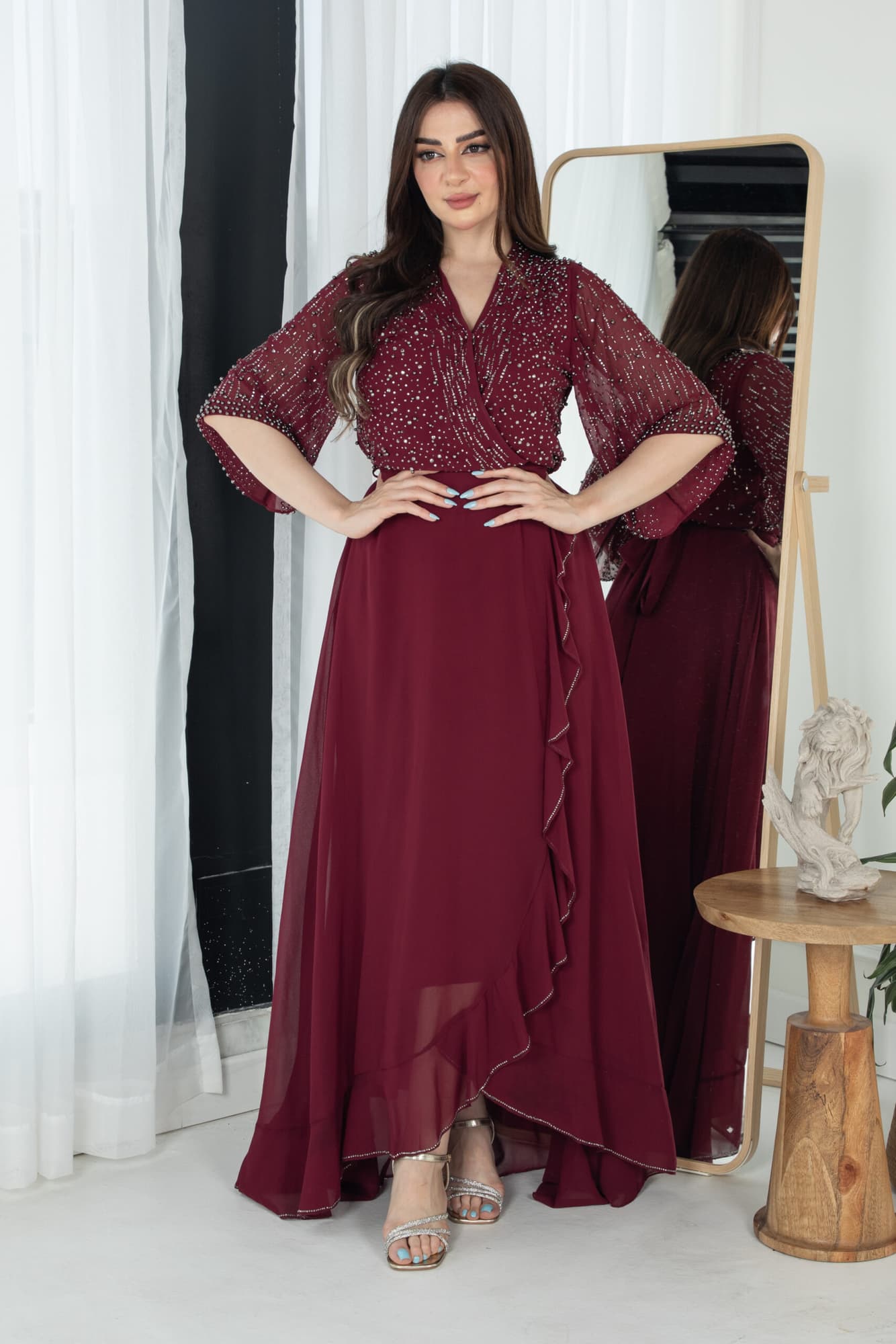 فستان ناعم بجانب كشكش مزين بخرز على الصدر والاكمام