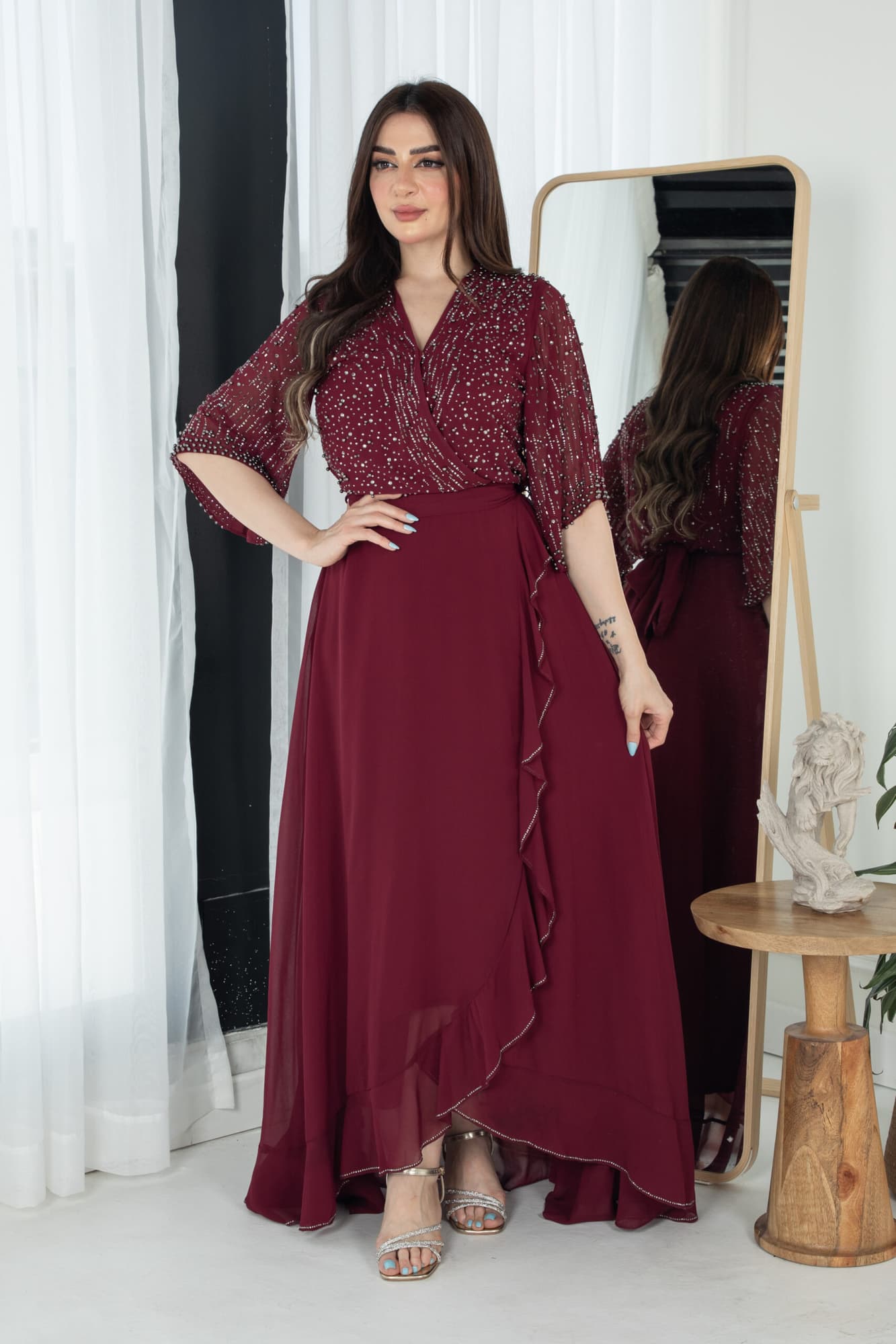 فستان ناعم بجانب كشكش مزين بخرز على الصدر والاكمام