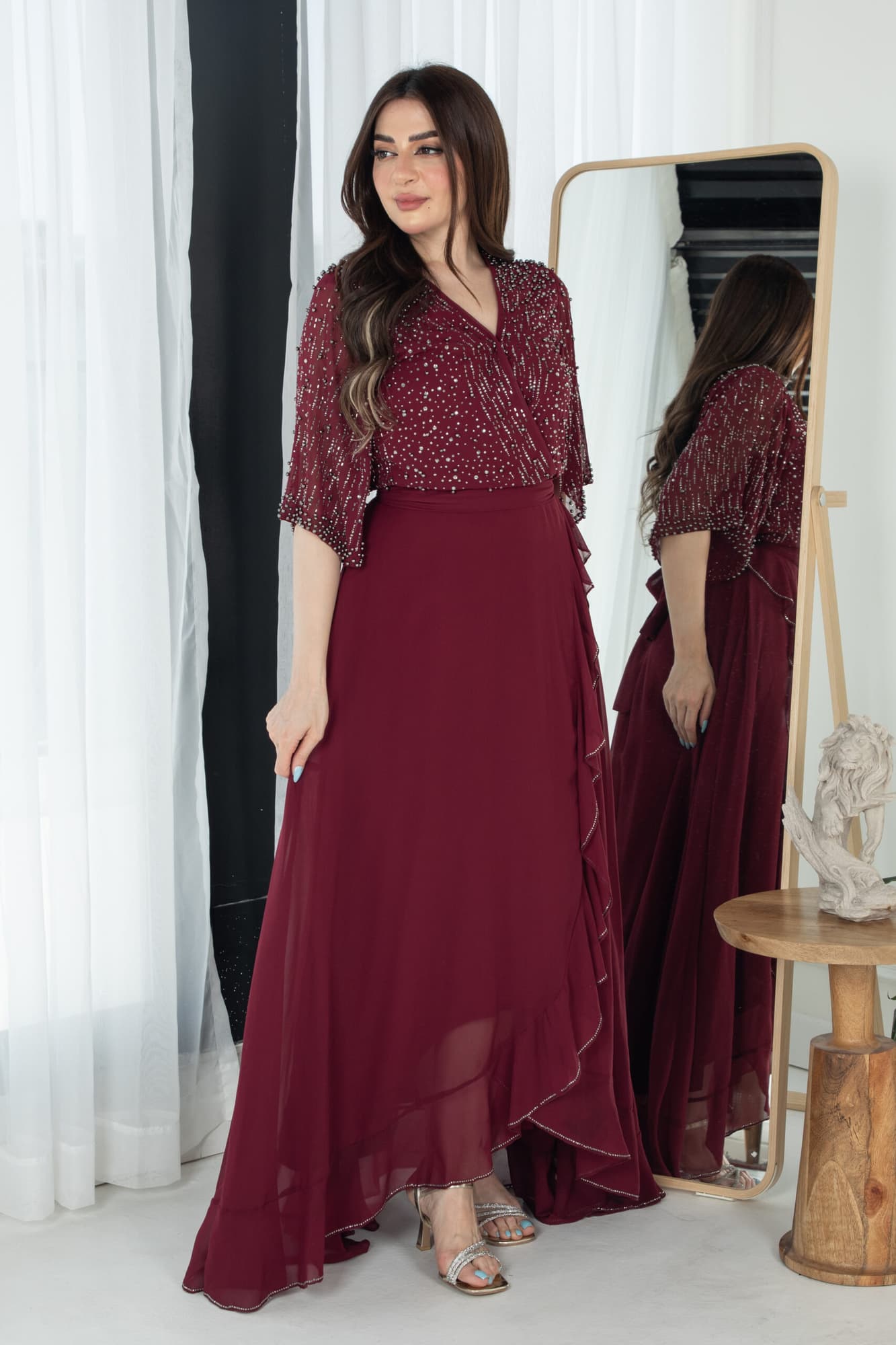 فستان ناعم بجانب كشكش مزين بخرز على الصدر والاكمام