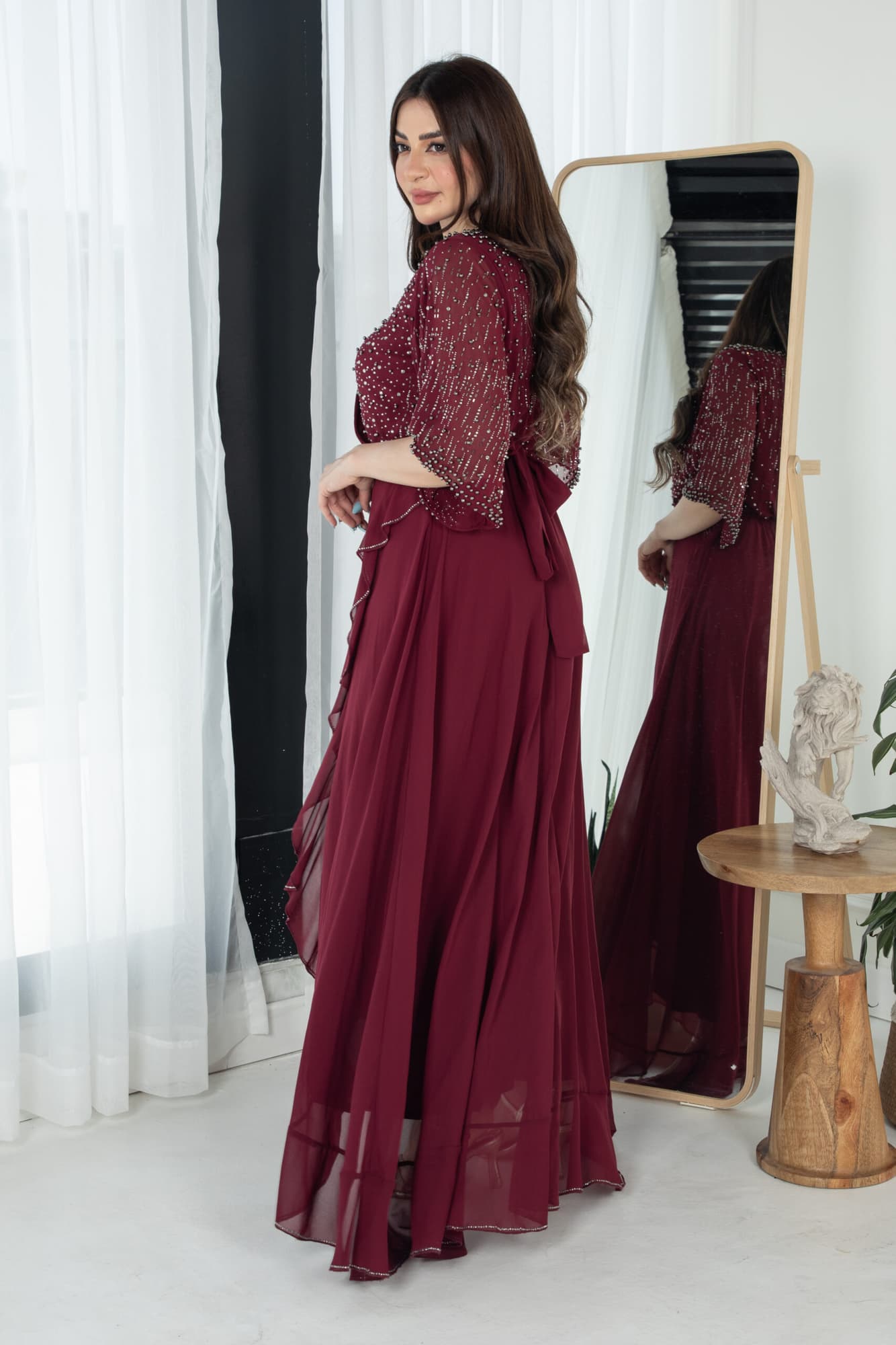 فستان ناعم بجانب كشكش مزين بخرز على الصدر والاكمام