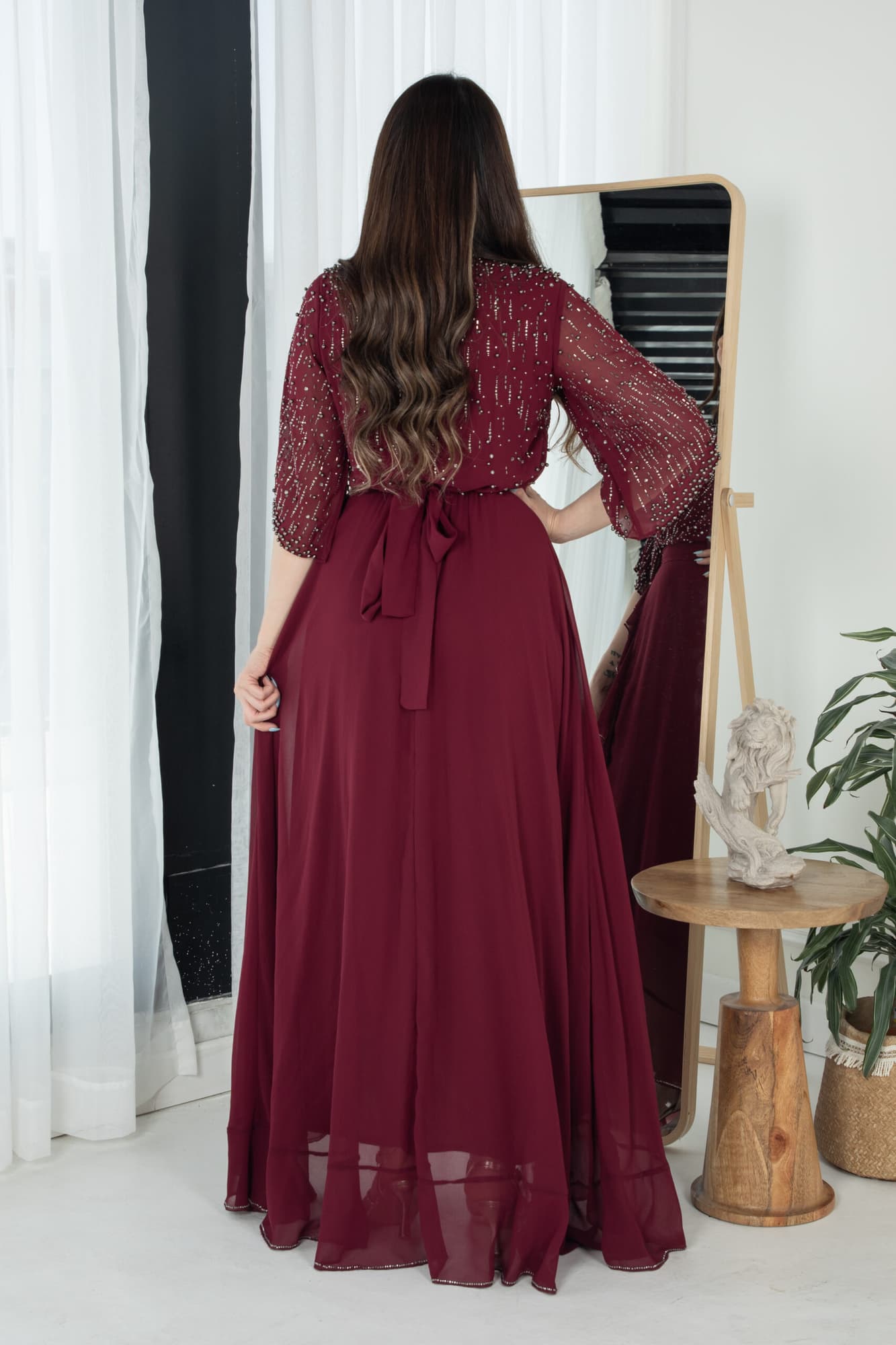 فستان ناعم بجانب كشكش مزين بخرز على الصدر والاكمام