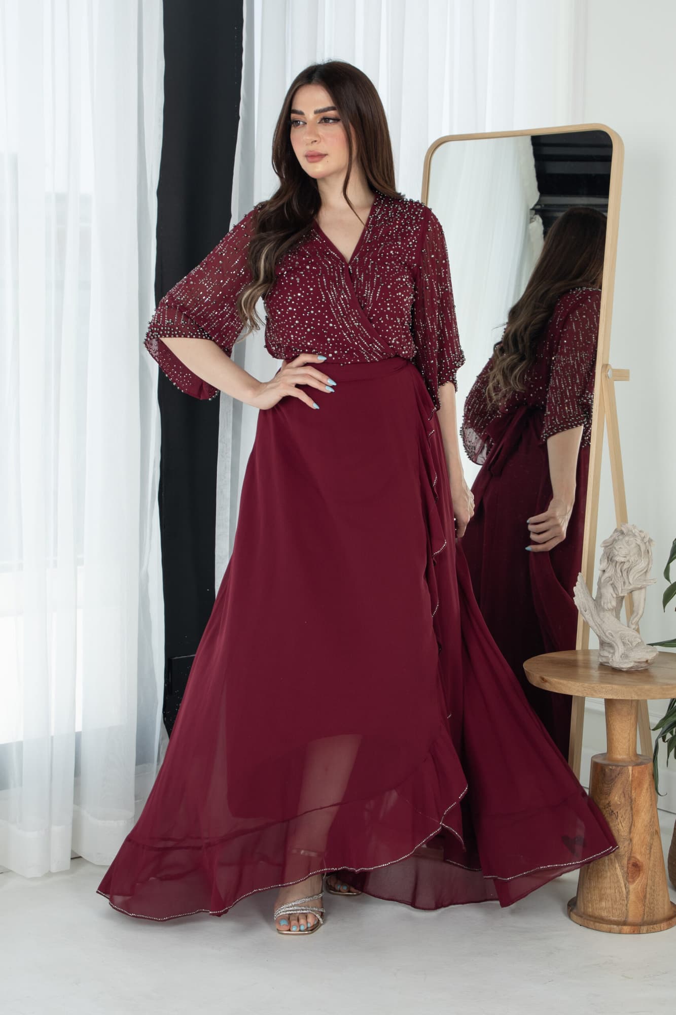 فستان ناعم بجانب كشكش مزين بخرز على الصدر والاكمام