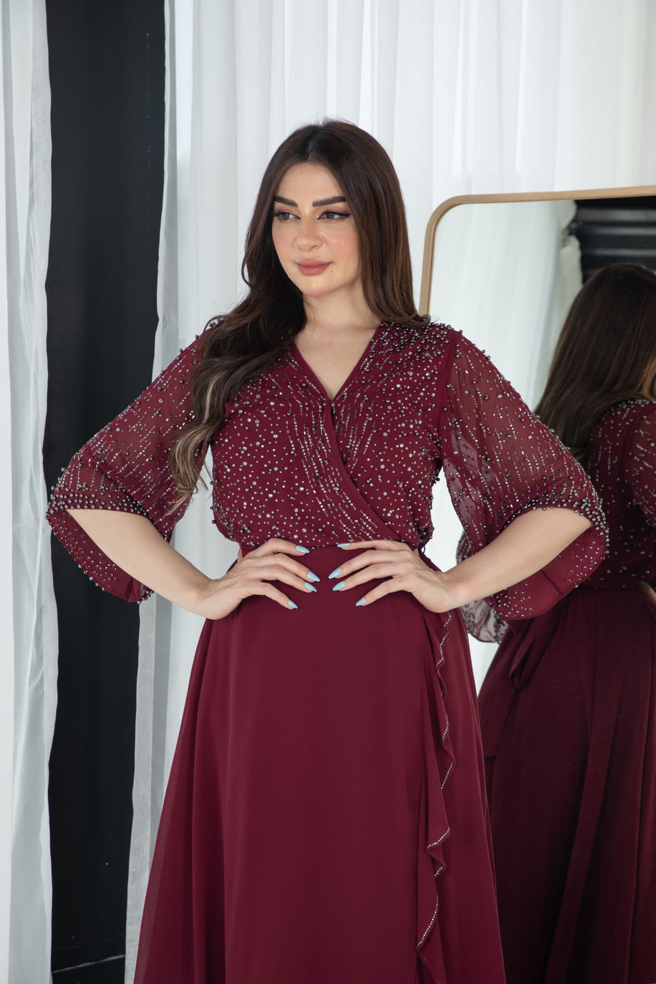 فستان ناعم بجانب كشكش مزين بخرز على الصدر والاكمام