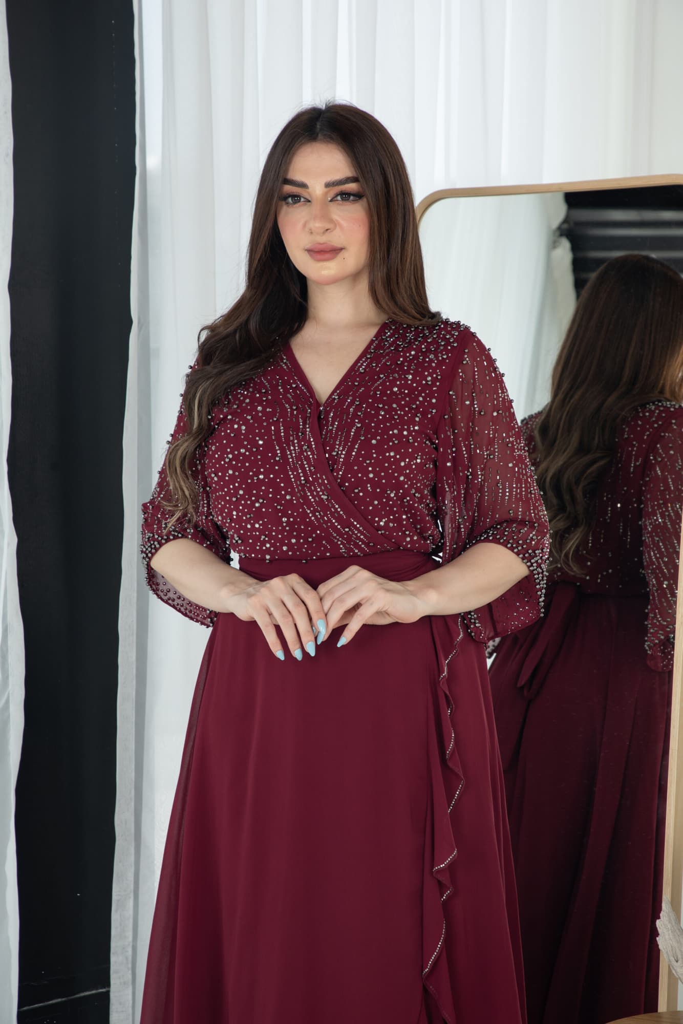 فستان ناعم بجانب كشكش مزين بخرز على الصدر والاكمام