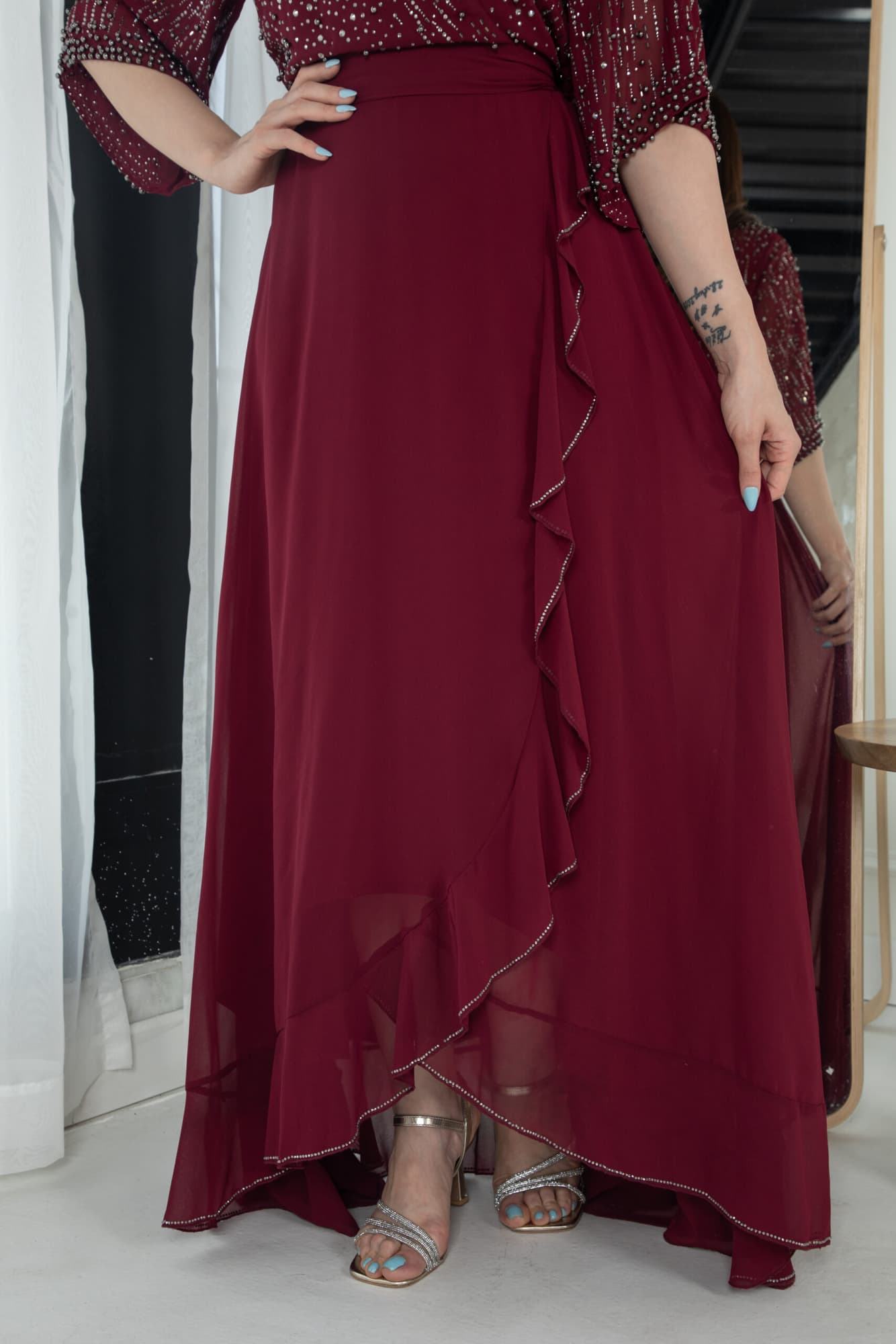 فستان ناعم بجانب كشكش مزين بخرز على الصدر والاكمام