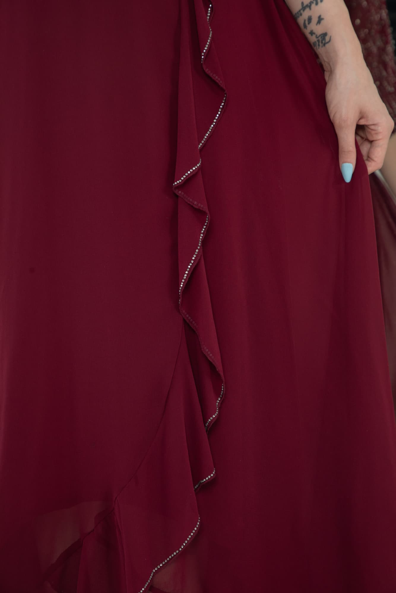 فستان ناعم بجانب كشكش مزين بخرز على الصدر والاكمام