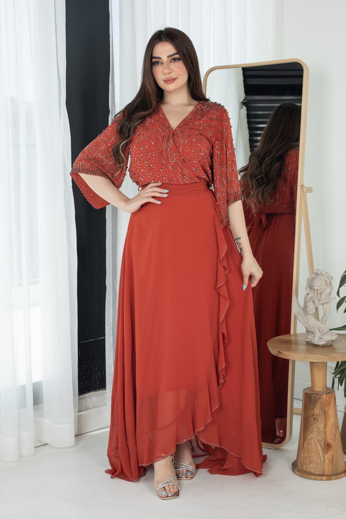 فستان ناعم بجانب كشكش مزين بخرز على الصدر والاكمام