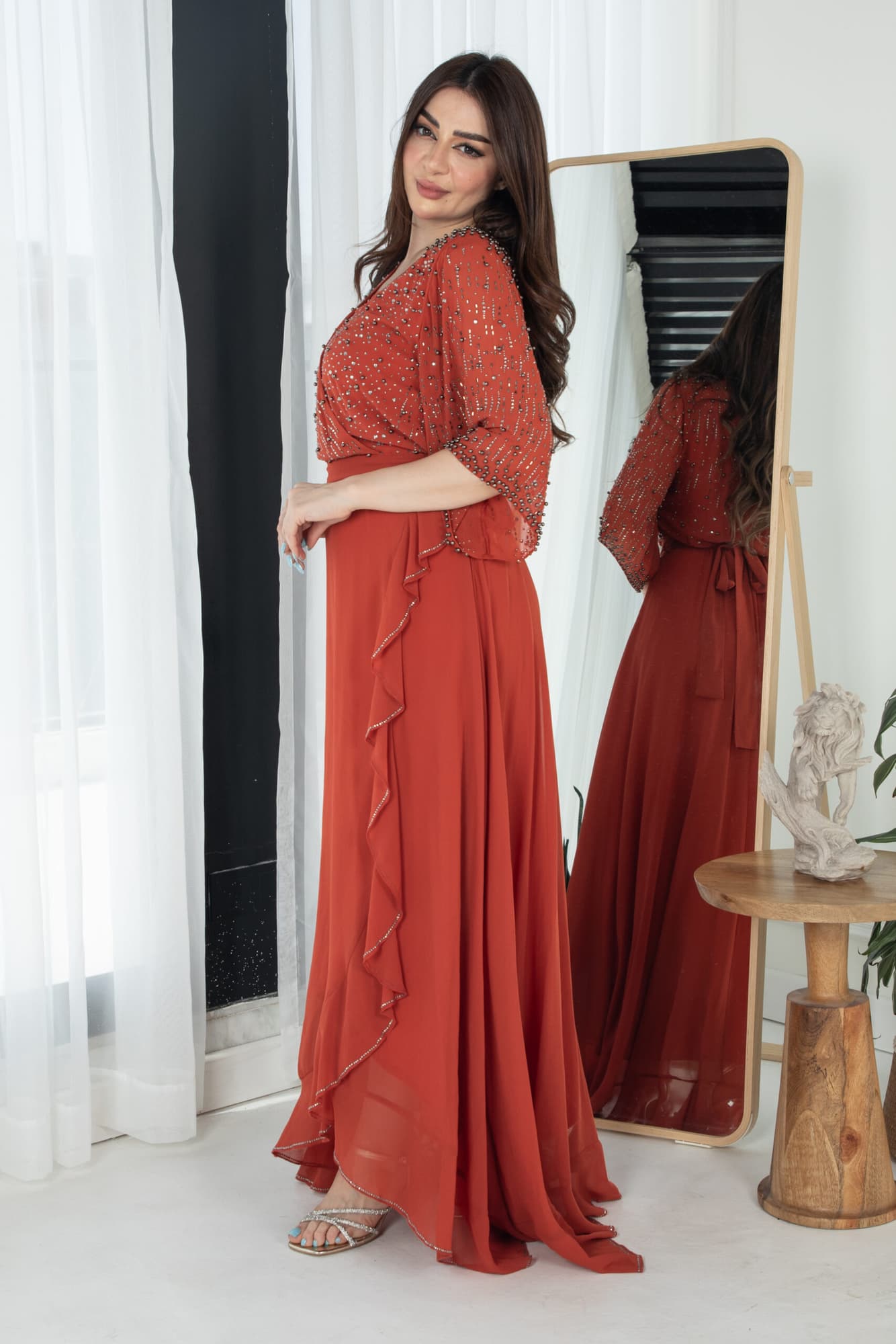 فستان ناعم بجانب كشكش مزين بخرز على الصدر والاكمام