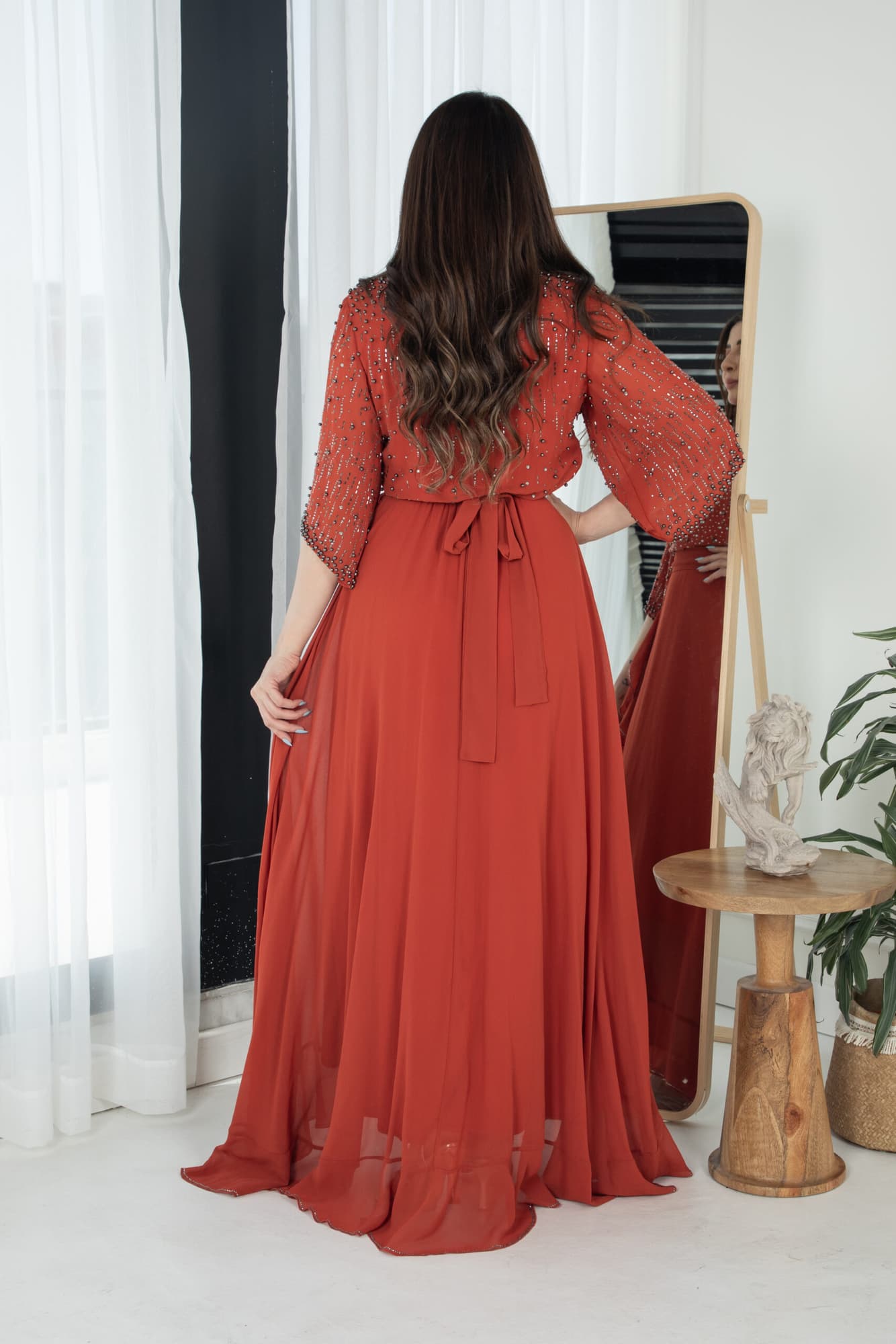 فستان ناعم بجانب كشكش مزين بخرز على الصدر والاكمام