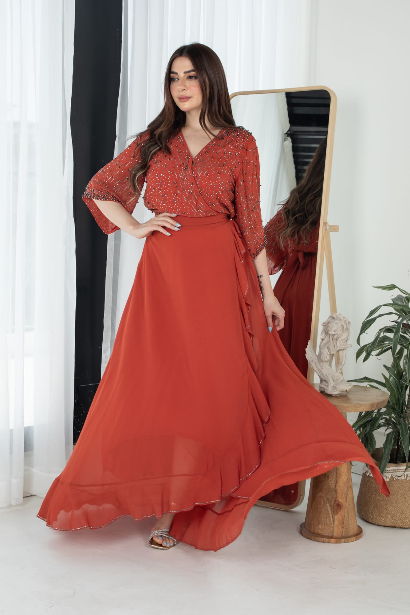 فستان ناعم بجانب كشكش مزين بخرز على الصدر والاكمام