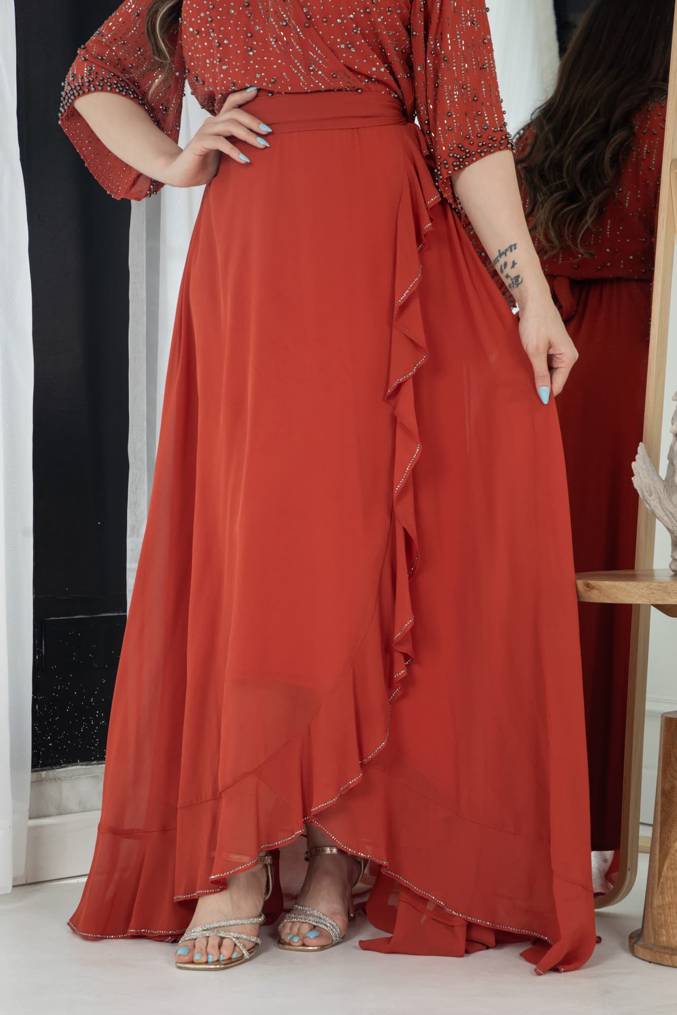 فستان ناعم بجانب كشكش مزين بخرز على الصدر والاكمام