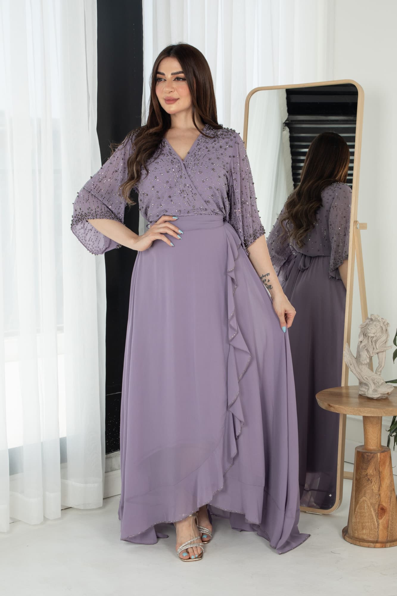 فستان ناعم بجانب كشكش مزين بخرز على الصدر والاكمام