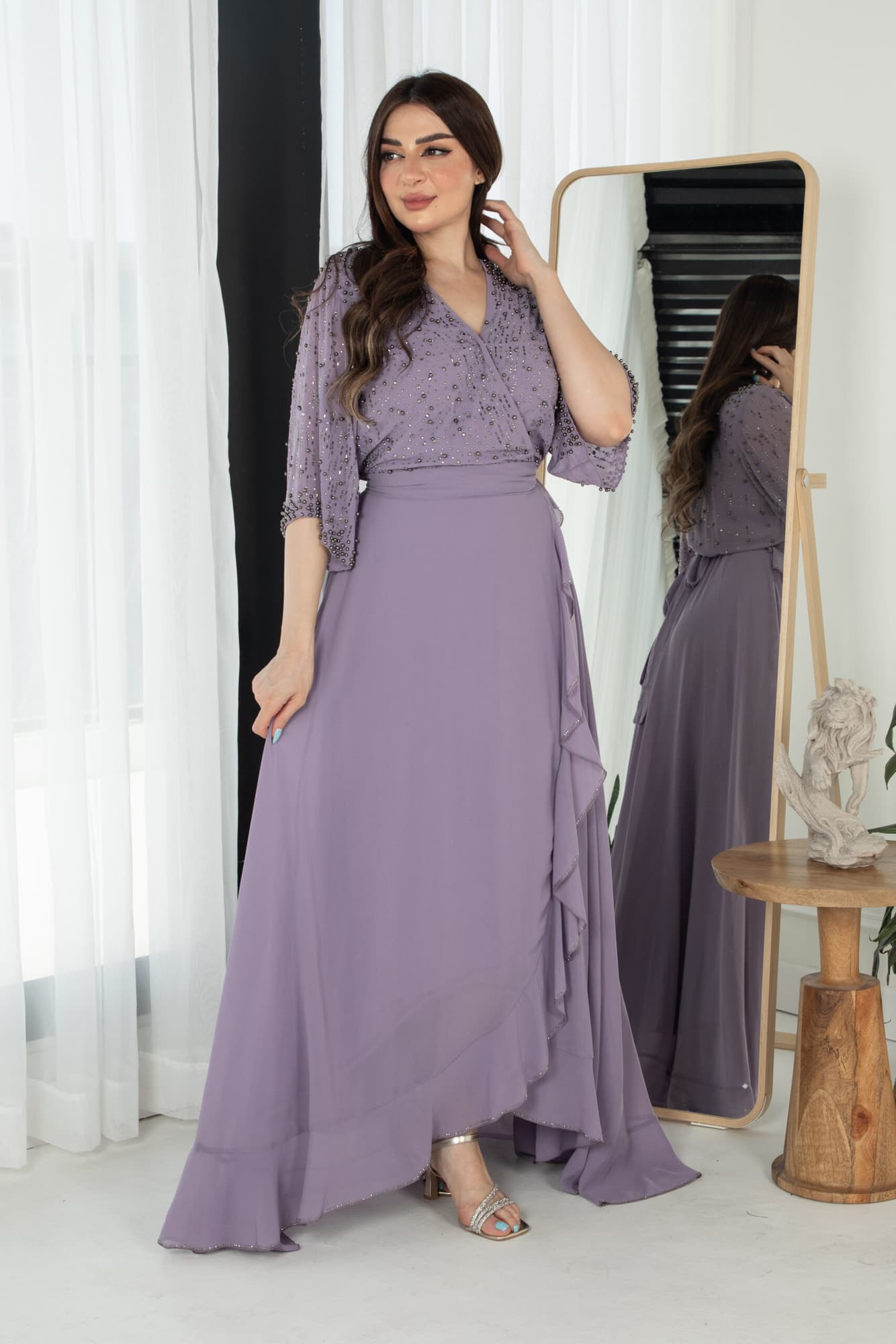 فستان ناعم بجانب كشكش مزين بخرز على الصدر والاكمام