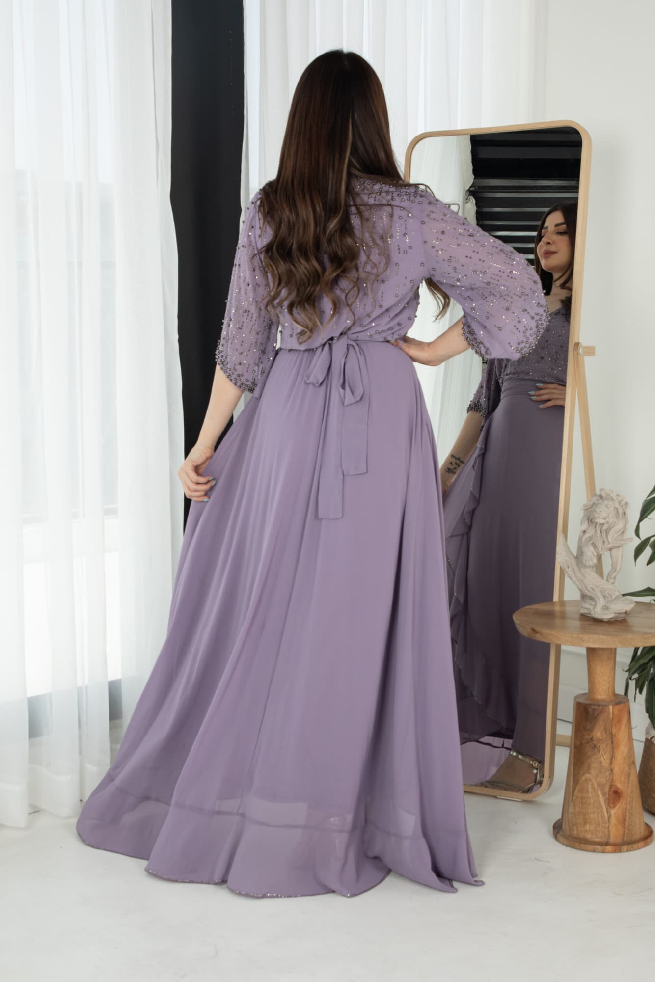 فستان ناعم بجانب كشكش مزين بخرز على الصدر والاكمام