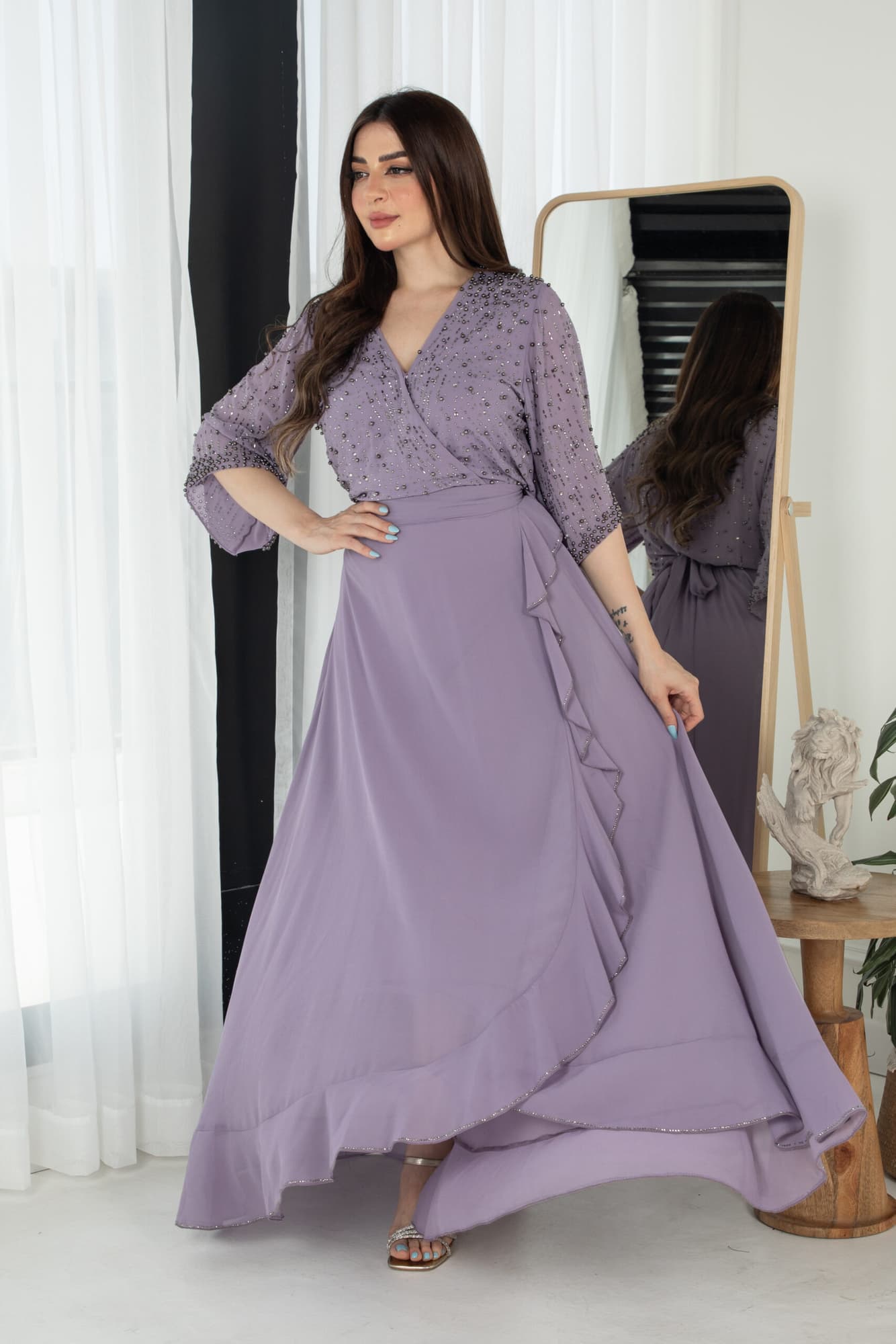 فستان ناعم بجانب كشكش مزين بخرز على الصدر والاكمام