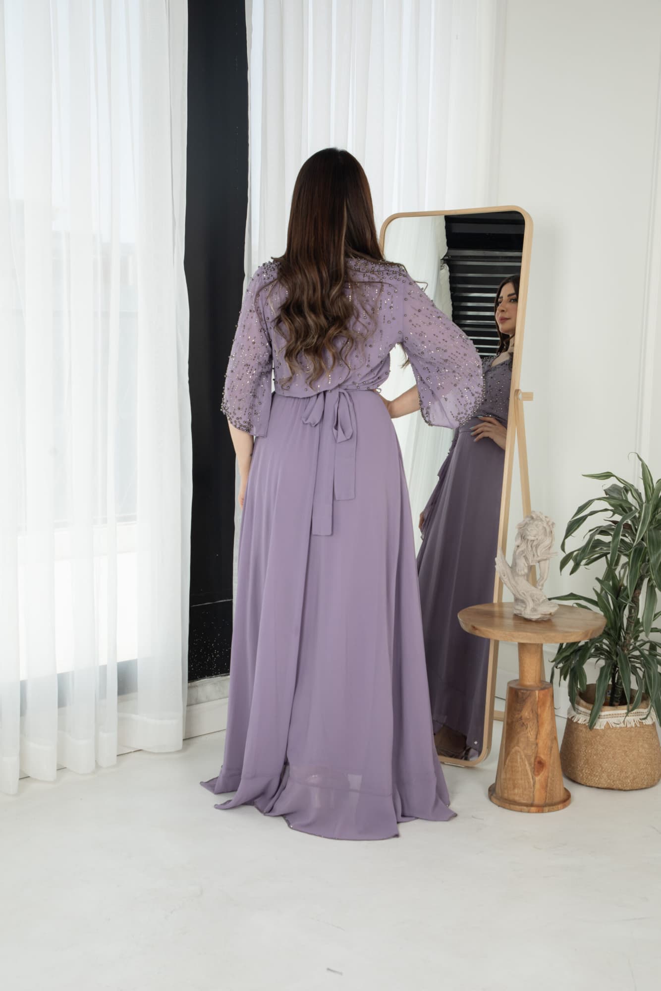 فستان ناعم بجانب كشكش مزين بخرز على الصدر والاكمام