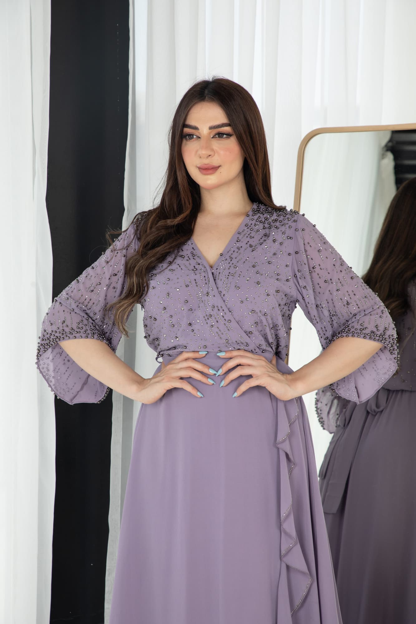 فستان ناعم بجانب كشكش مزين بخرز على الصدر والاكمام