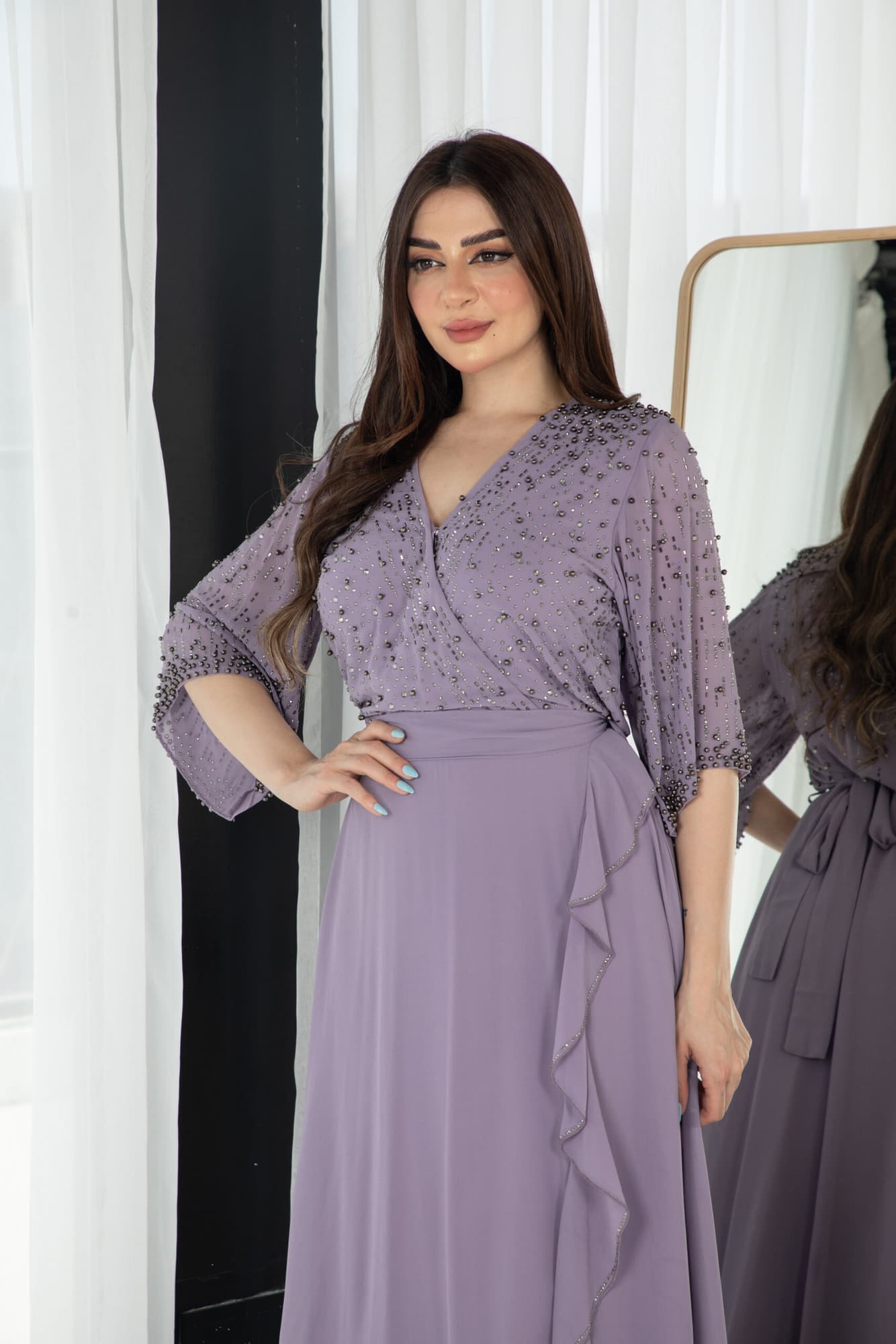 فستان ناعم بجانب كشكش مزين بخرز على الصدر والاكمام