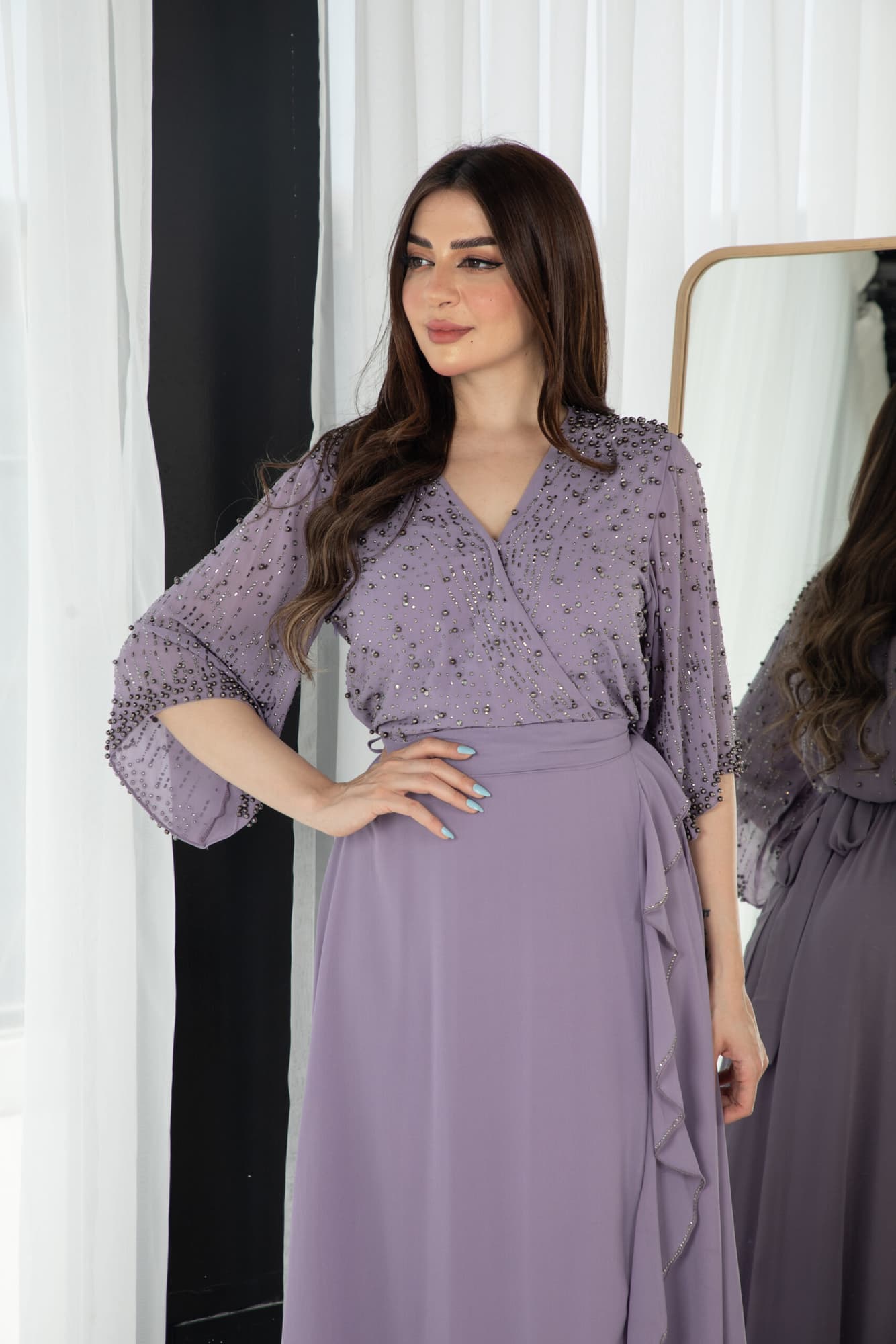 فستان ناعم بجانب كشكش مزين بخرز على الصدر والاكمام