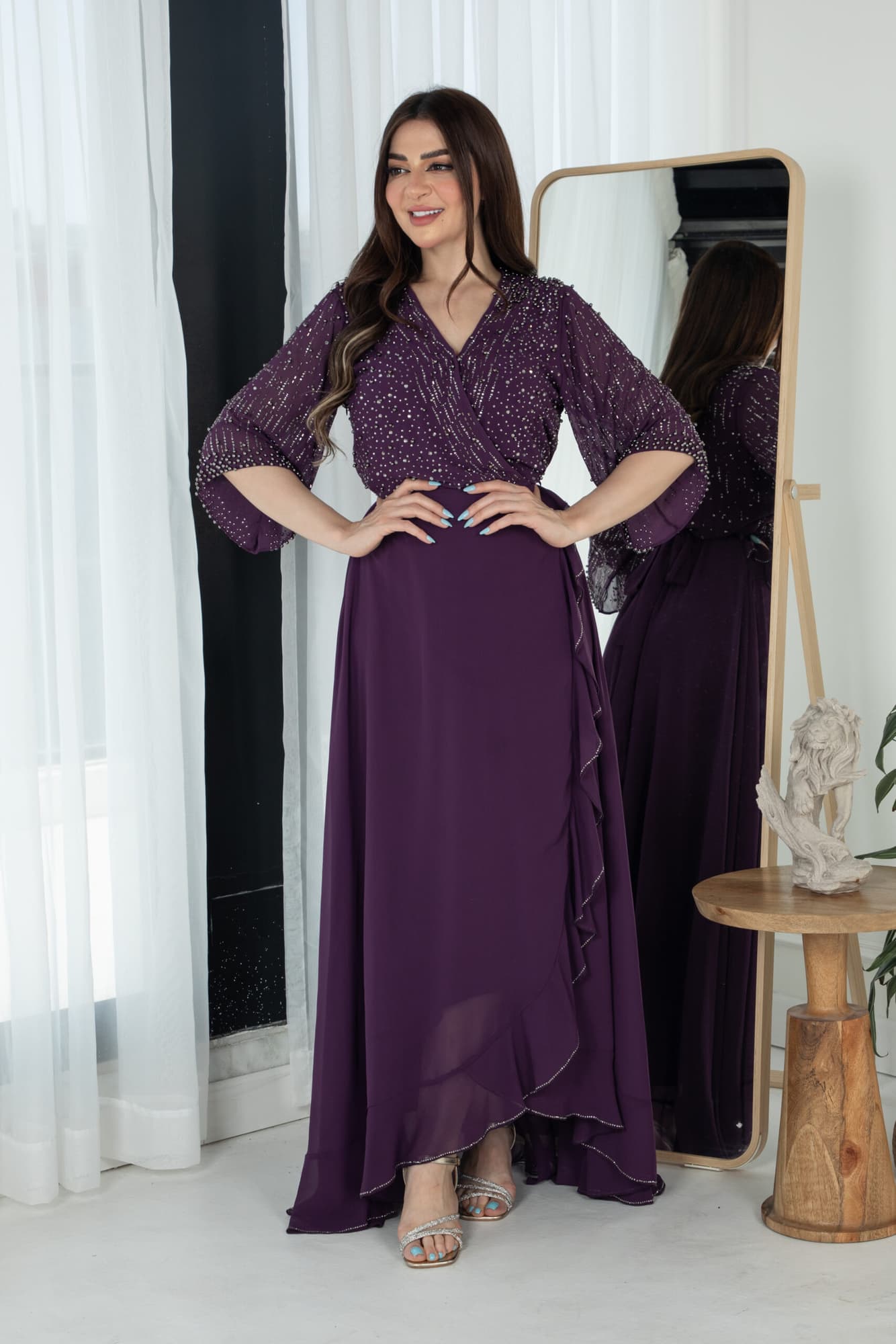 فستان ناعم بجانب كشكش مزين بخرز على الصدر والاكمام