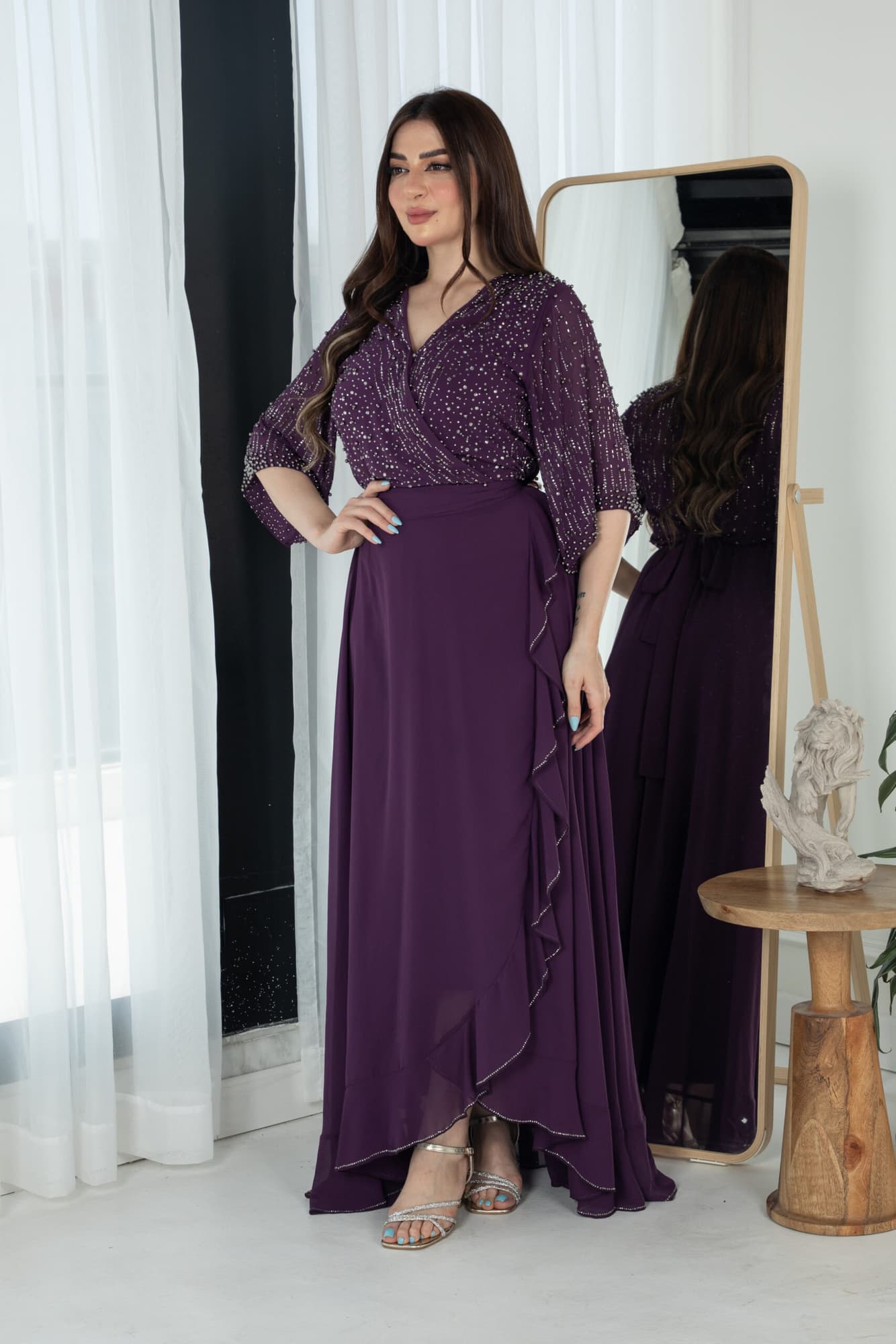 فستان ناعم بجانب كشكش مزين بخرز على الصدر والاكمام