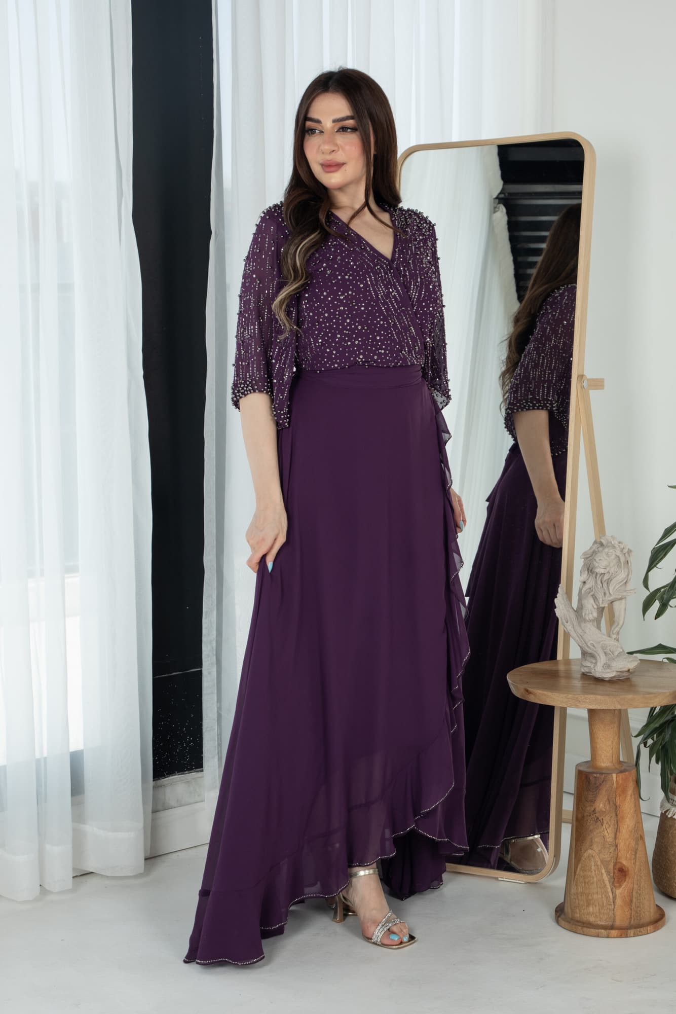 فستان ناعم بجانب كشكش مزين بخرز على الصدر والاكمام