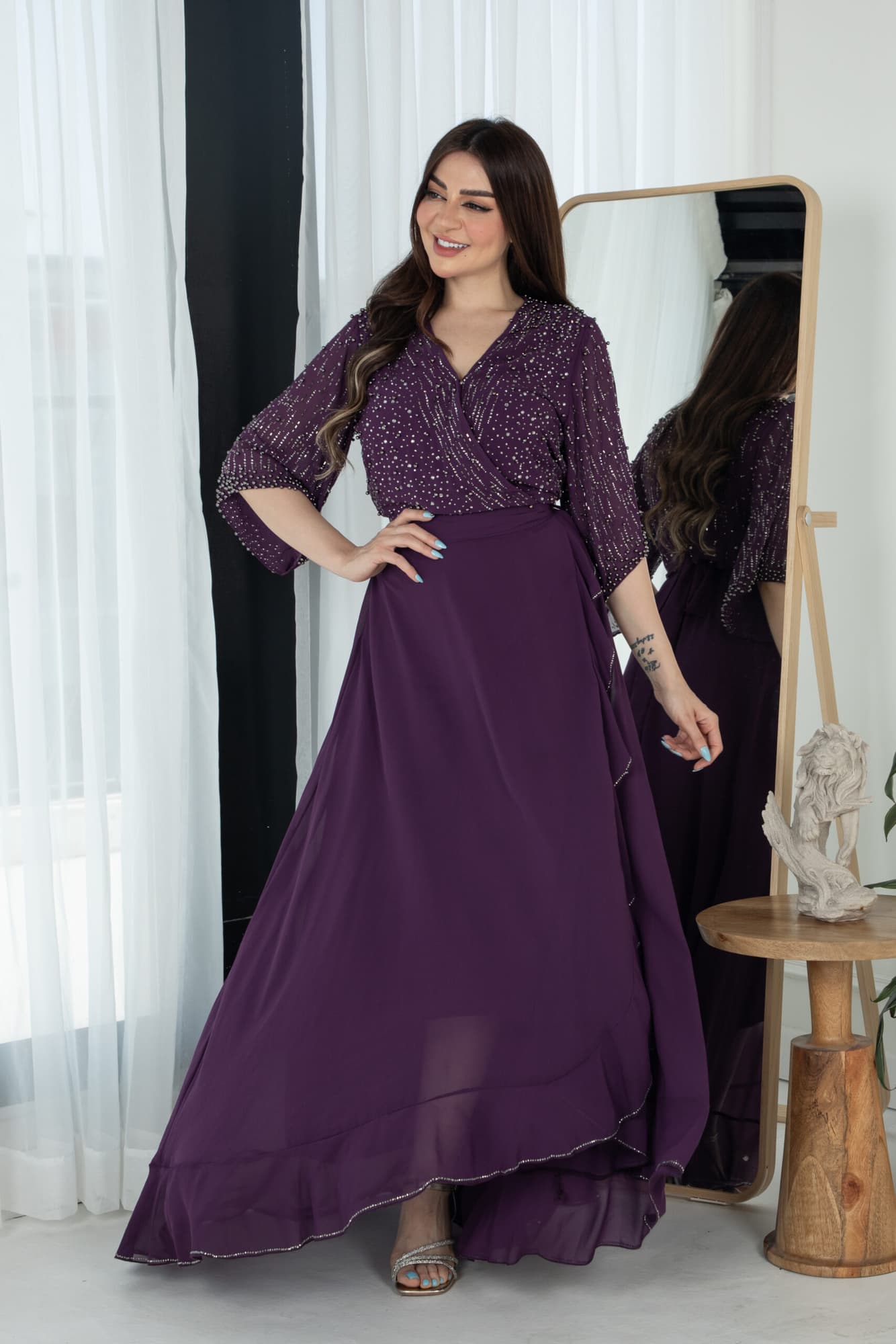 فستان ناعم بجانب كشكش مزين بخرز على الصدر والاكمام