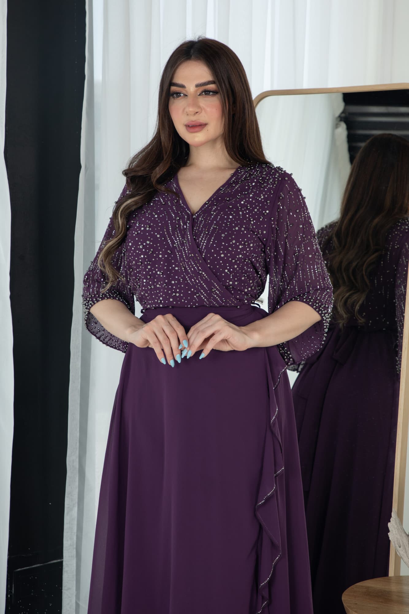 فستان ناعم بجانب كشكش مزين بخرز على الصدر والاكمام