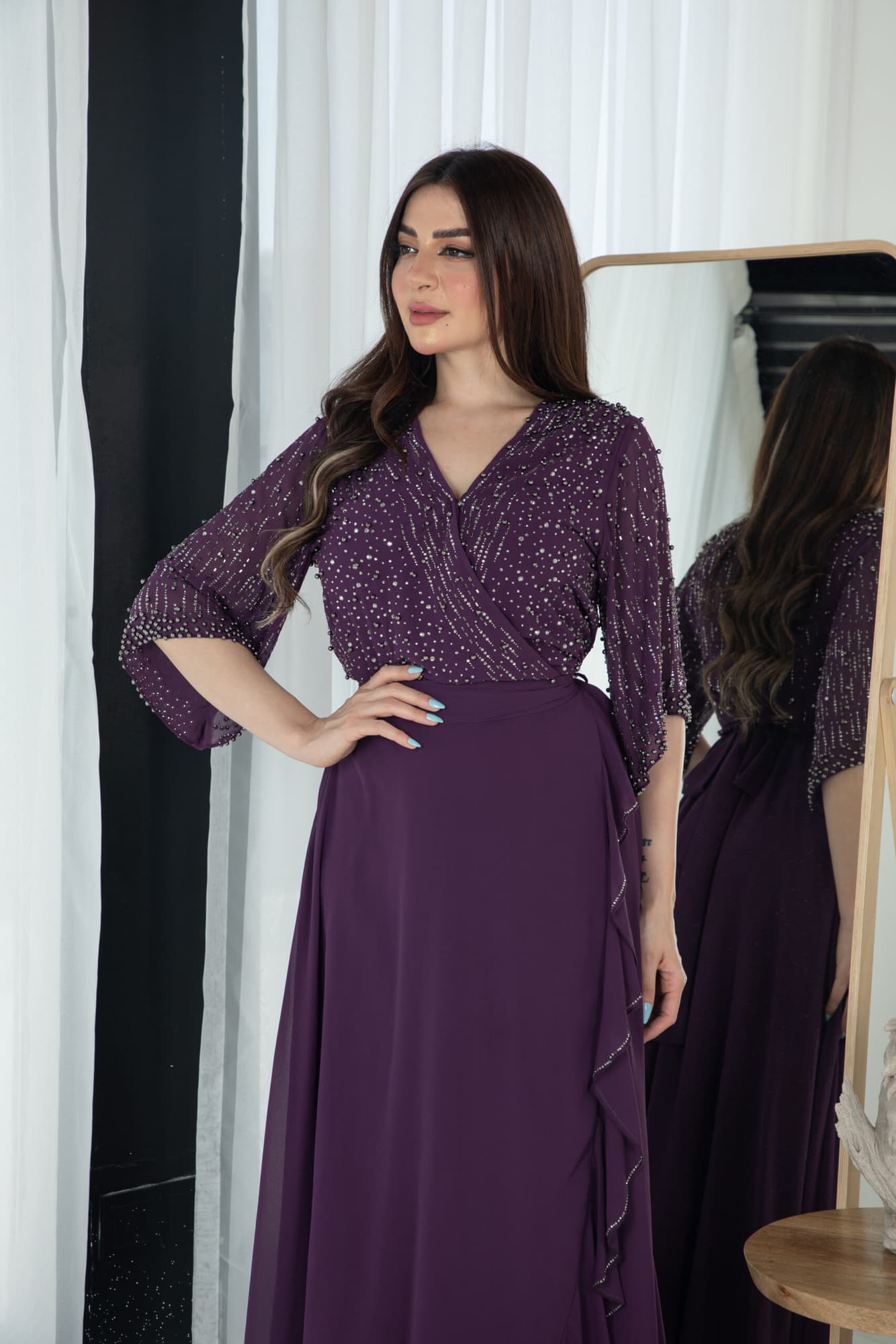 فستان ناعم بجانب كشكش مزين بخرز على الصدر والاكمام