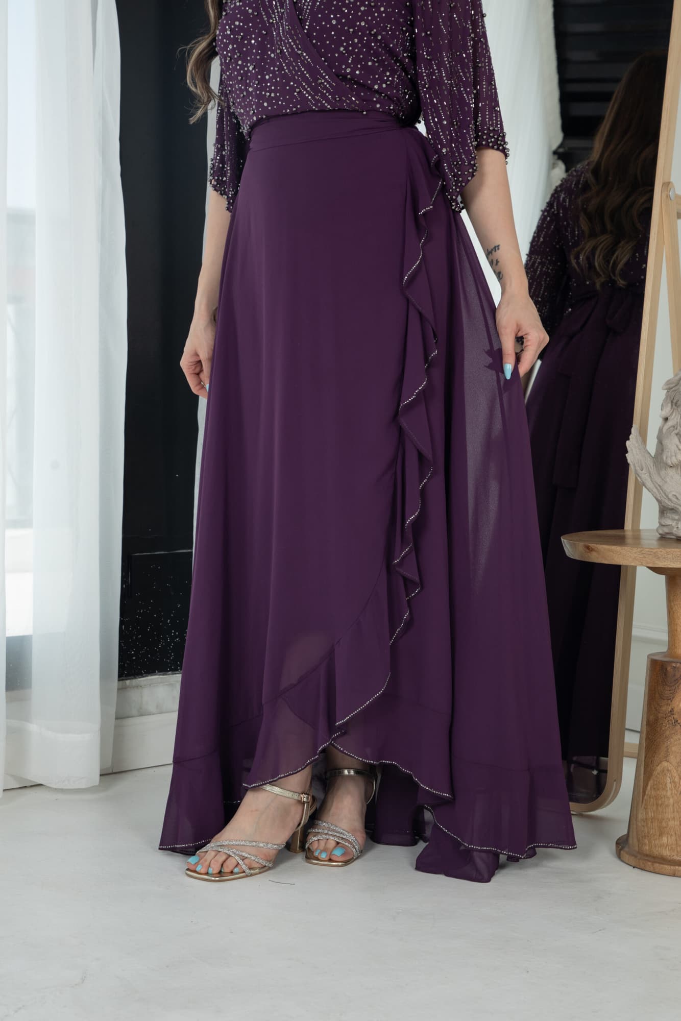 فستان ناعم بجانب كشكش مزين بخرز على الصدر والاكمام