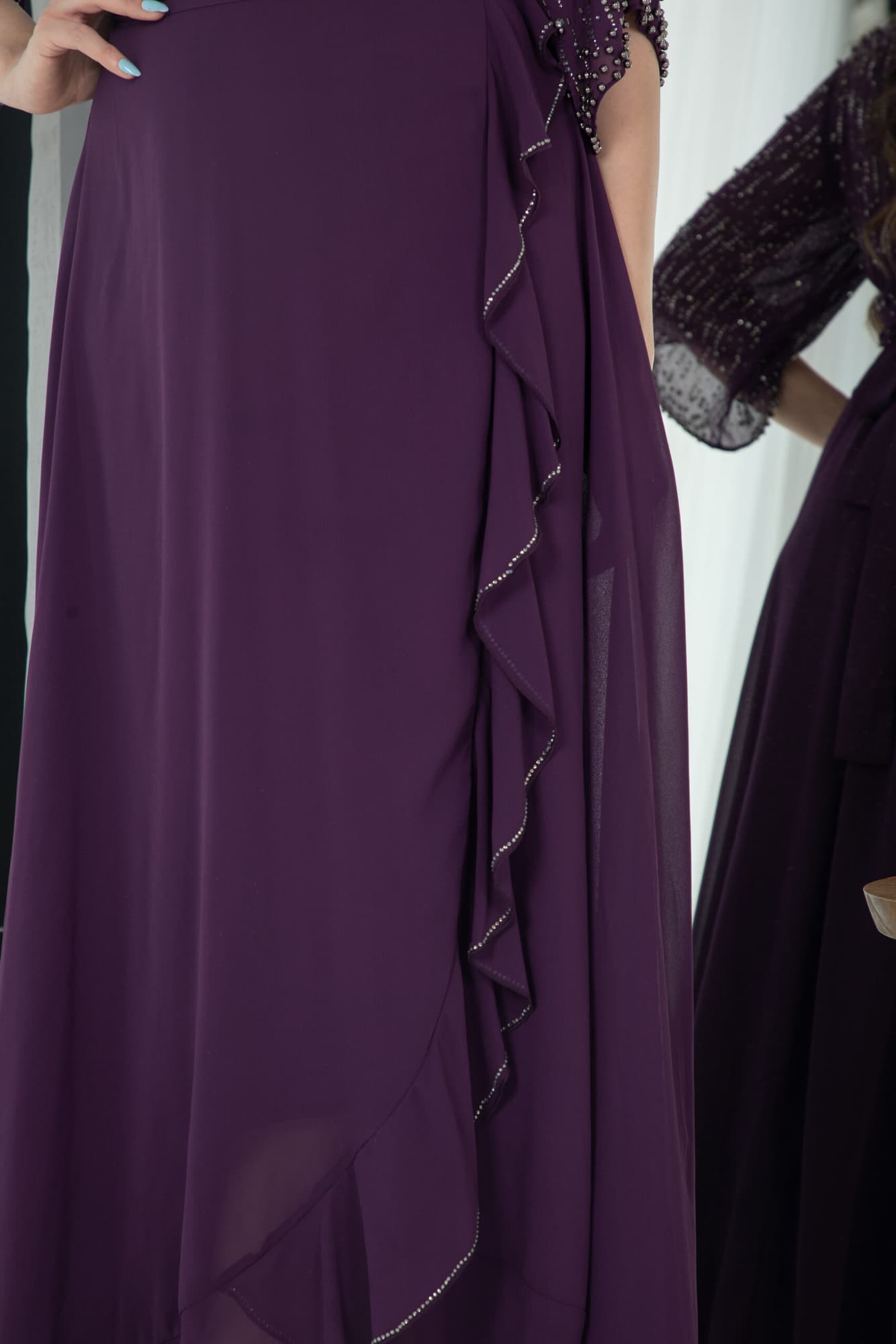 فستان ناعم بجانب كشكش مزين بخرز على الصدر والاكمام