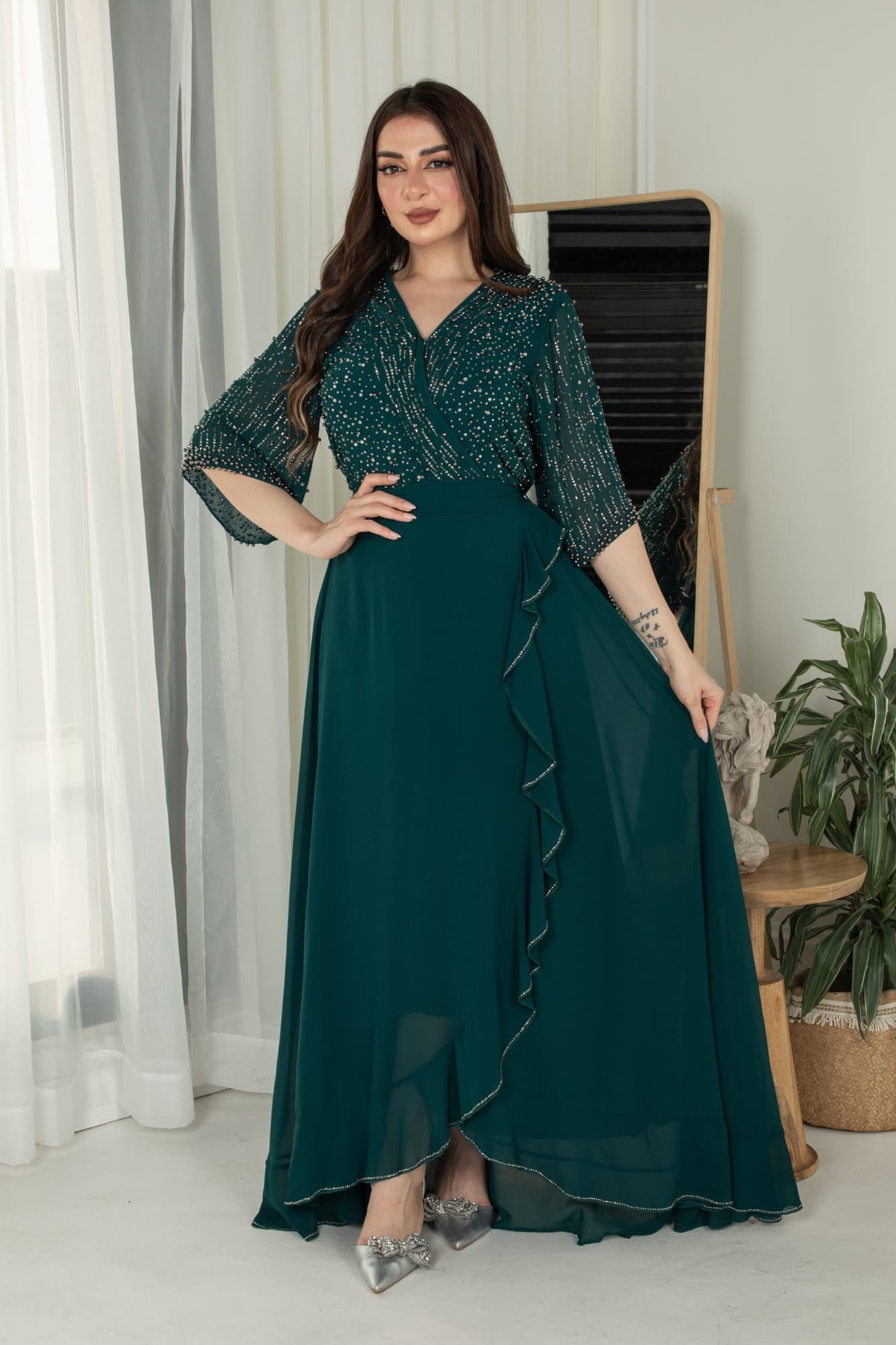 فستان ناعم بجانب كشكش مزين بخرز على الصدر والاكمام