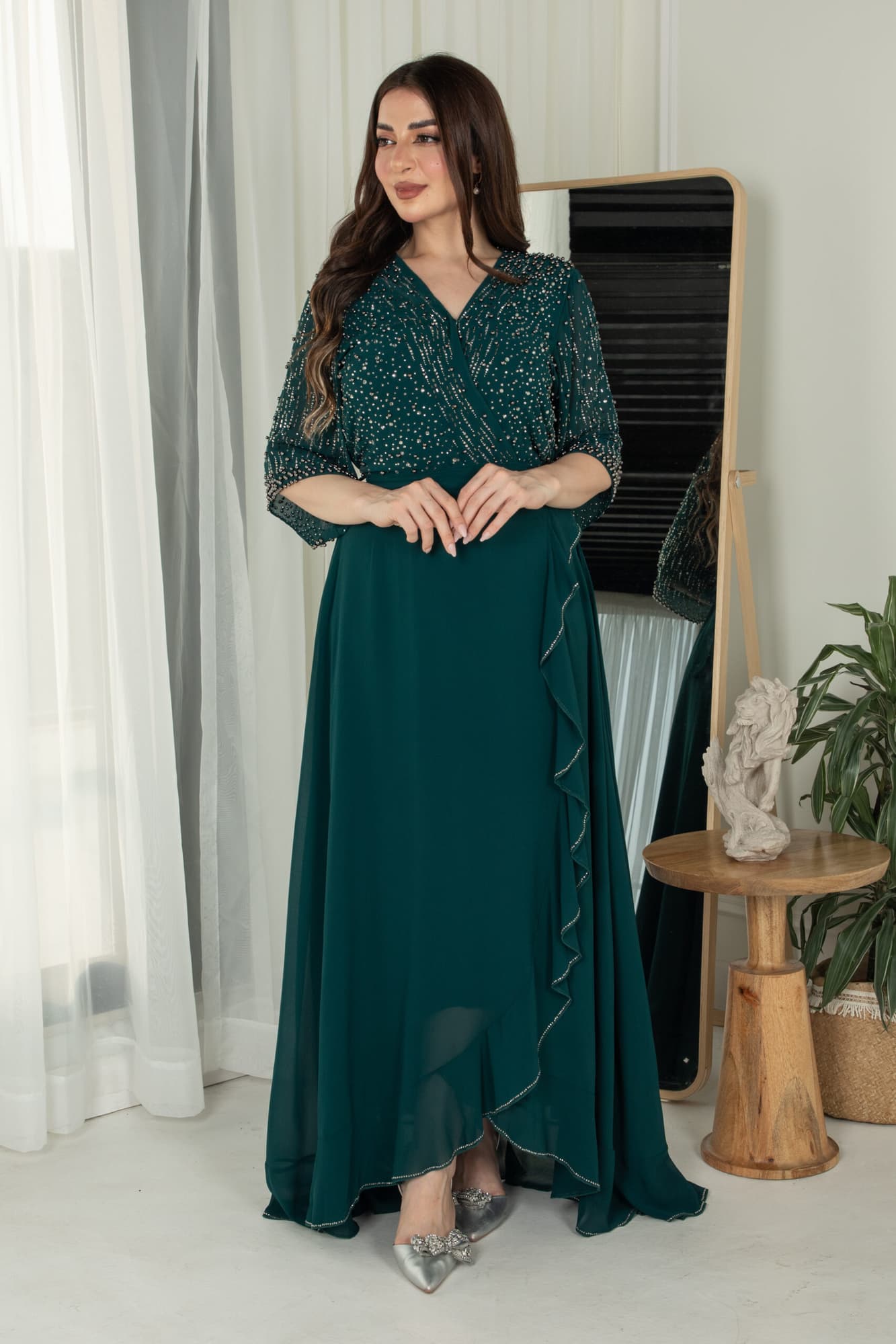 فستان ناعم بجانب كشكش مزين بخرز على الصدر والاكمام