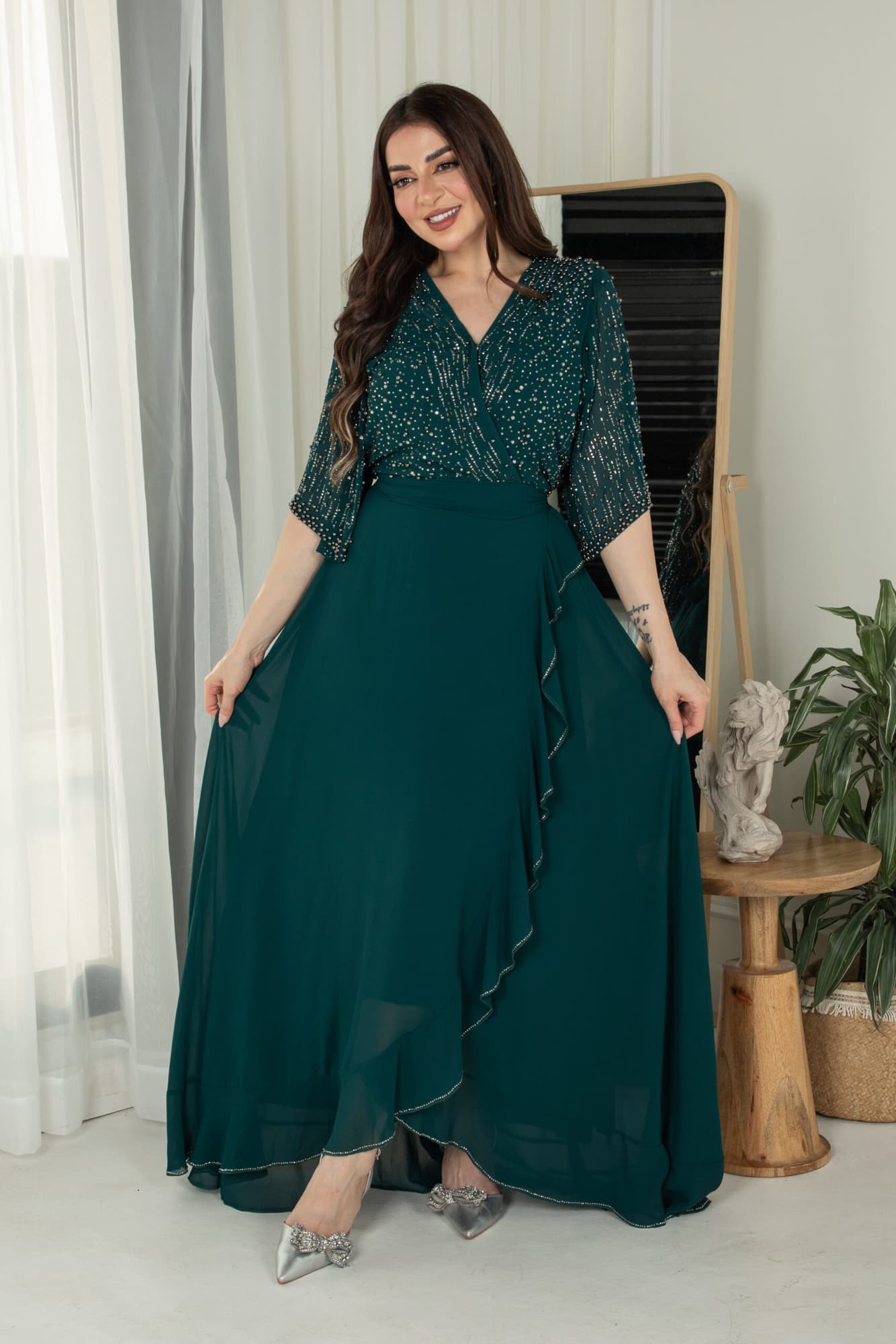 فستان ناعم بجانب كشكش مزين بخرز على الصدر والاكمام