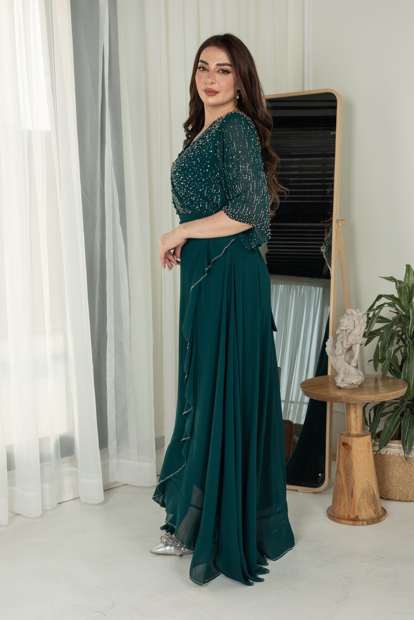 فستان ناعم بجانب كشكش مزين بخرز على الصدر والاكمام