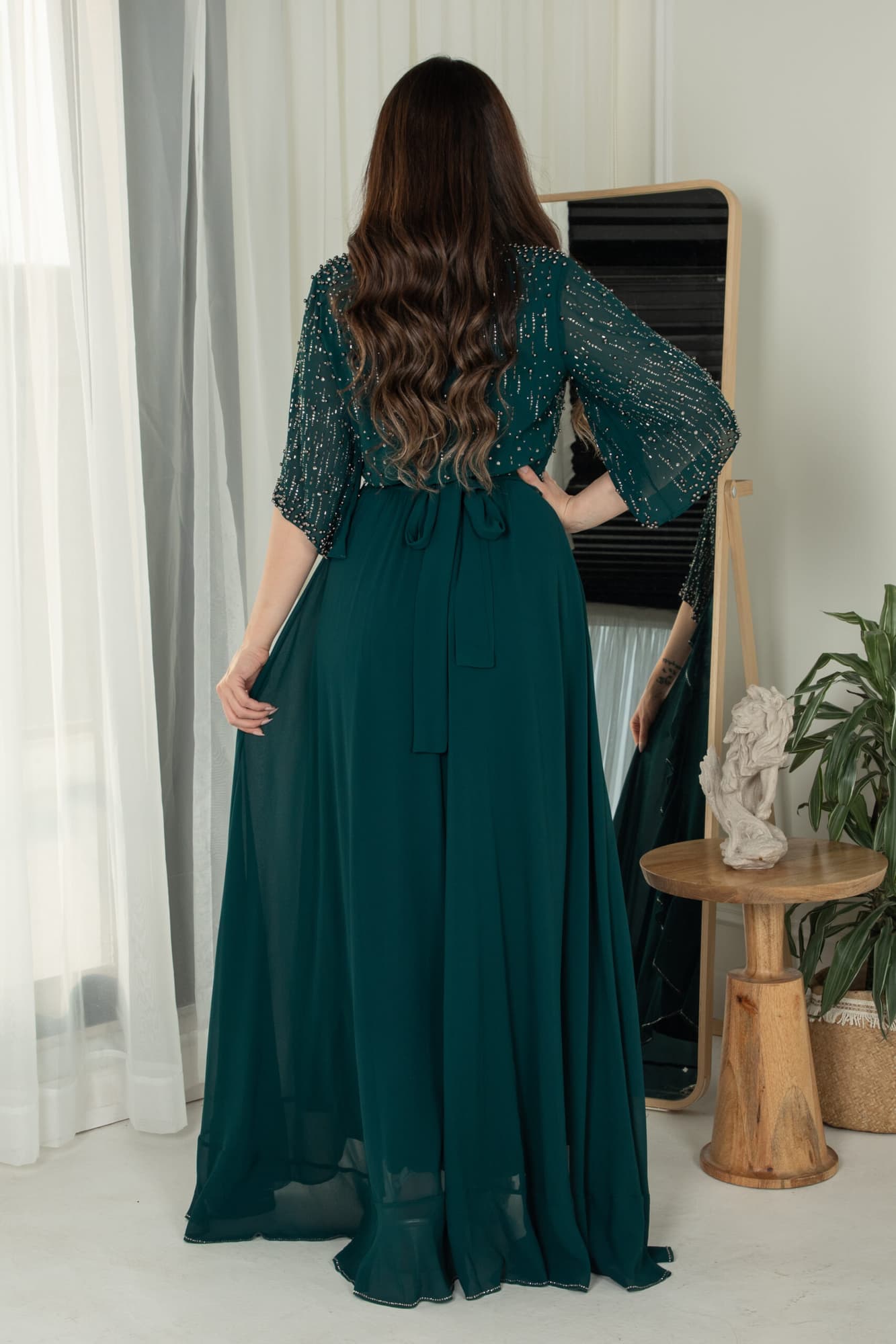 فستان ناعم بجانب كشكش مزين بخرز على الصدر والاكمام