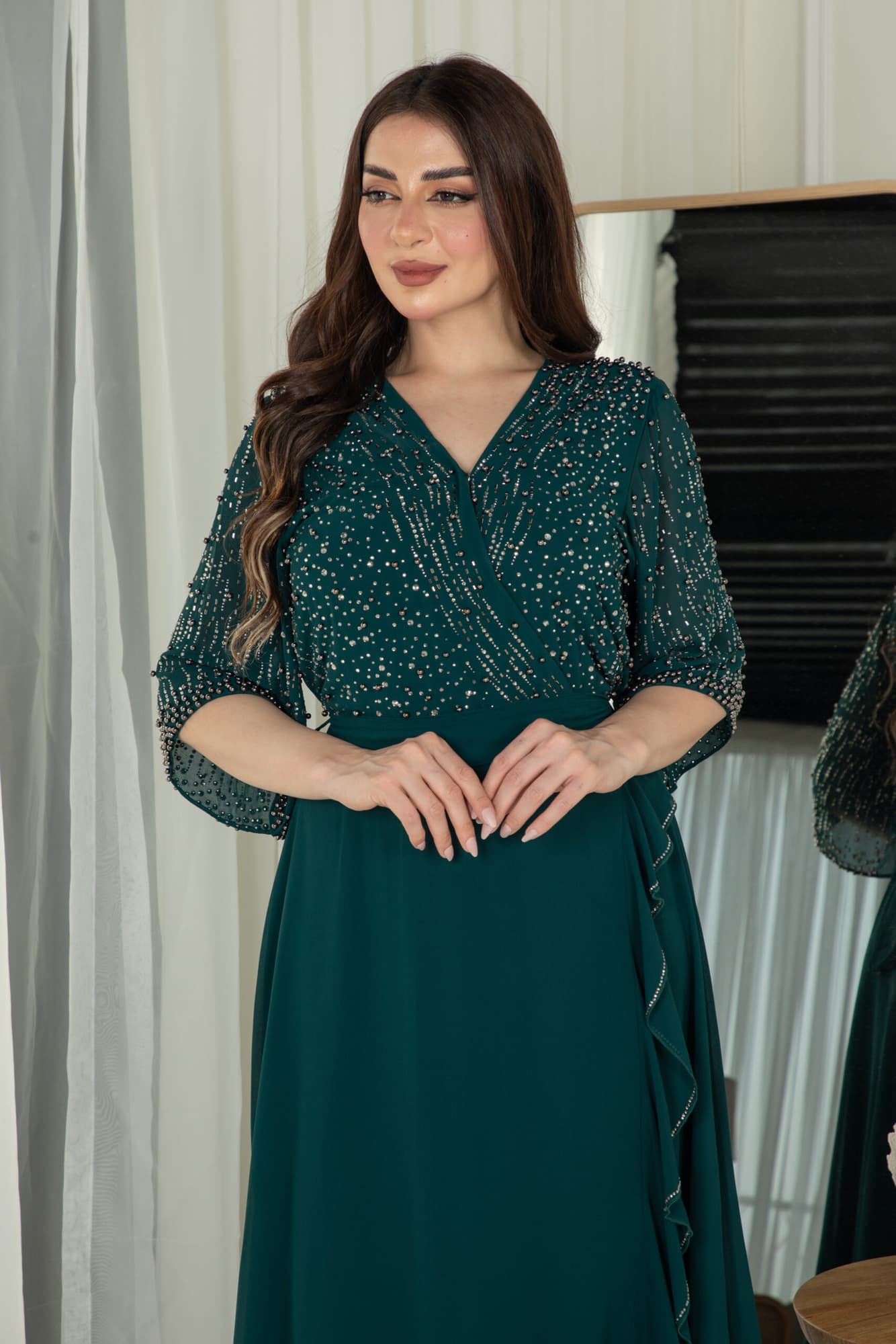 فستان ناعم بجانب كشكش مزين بخرز على الصدر والاكمام