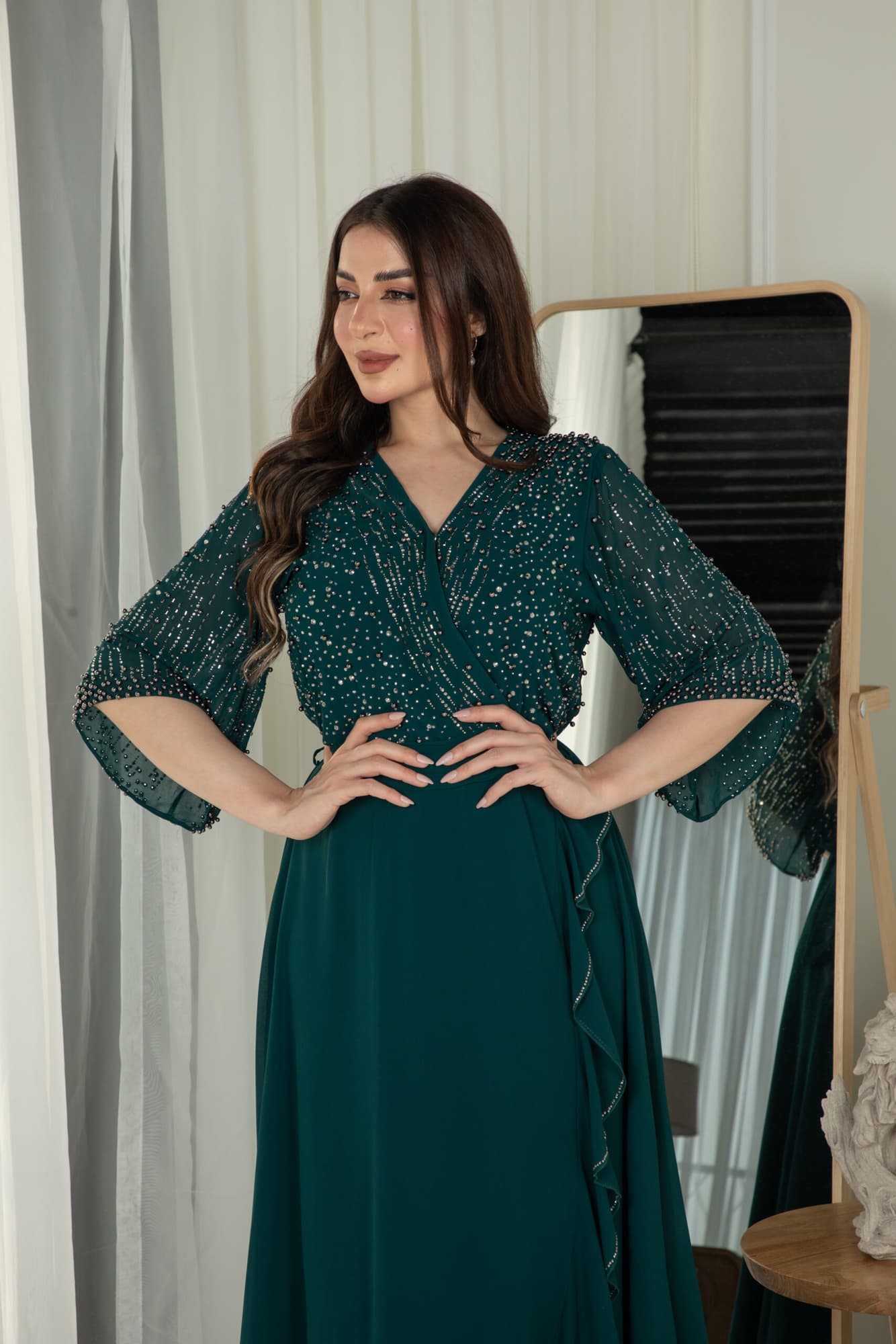 فستان ناعم بجانب كشكش مزين بخرز على الصدر والاكمام