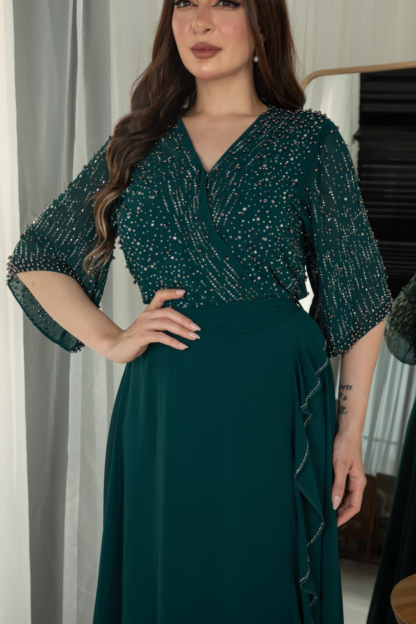 فستان ناعم بجانب كشكش مزين بخرز على الصدر والاكمام